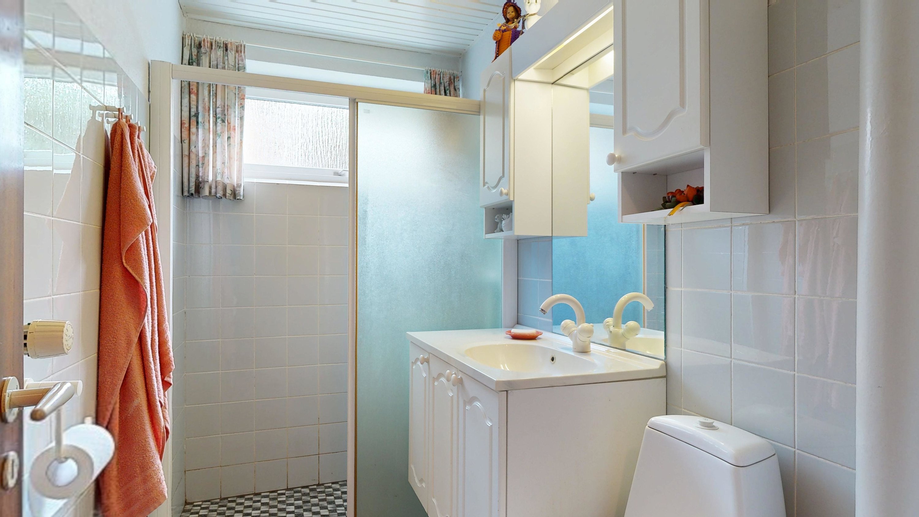 Fremhævet badeværelse billede i fuldskærmstilstand. Billede af Solvænget 12, 8660 Skanderborg