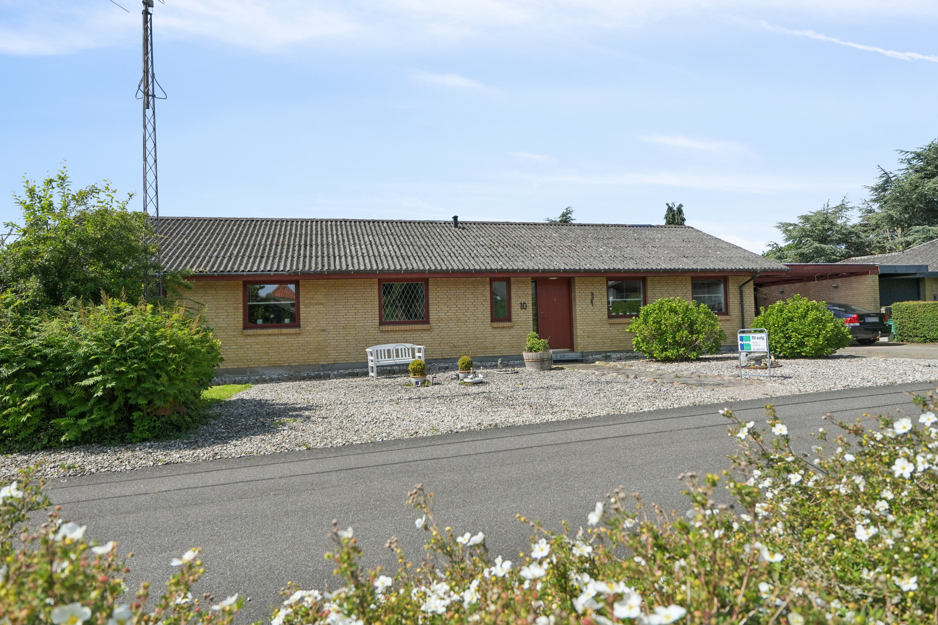 Miniaturebillede 1: set fra vejen. Billede af Pilehaven 10, Tryggelev, 5932 Humble