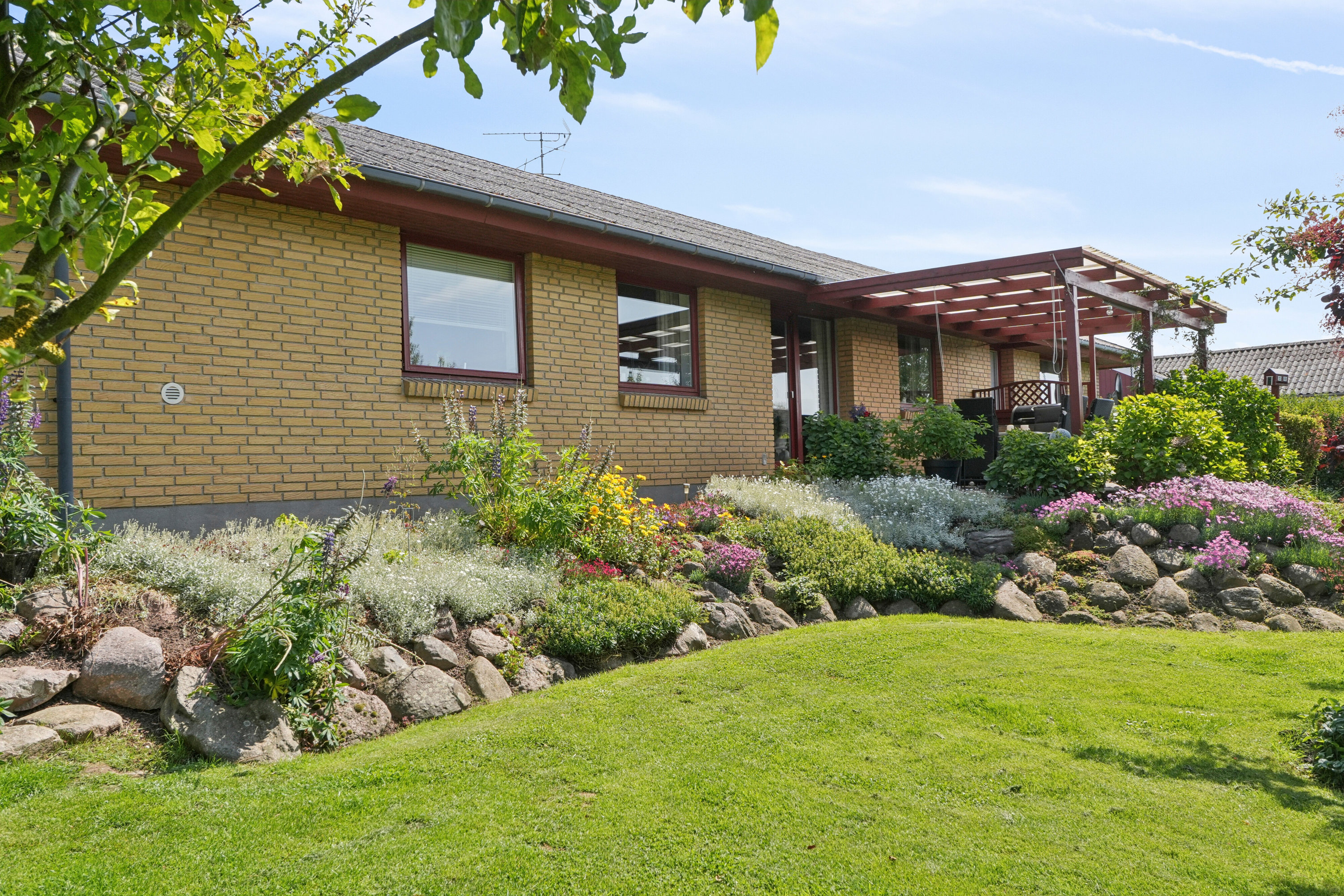 Fremhævet set fra haven billede i fuldskærmstilstand. Billede af Pilehaven 10, Tryggelev, 5932 Humble
