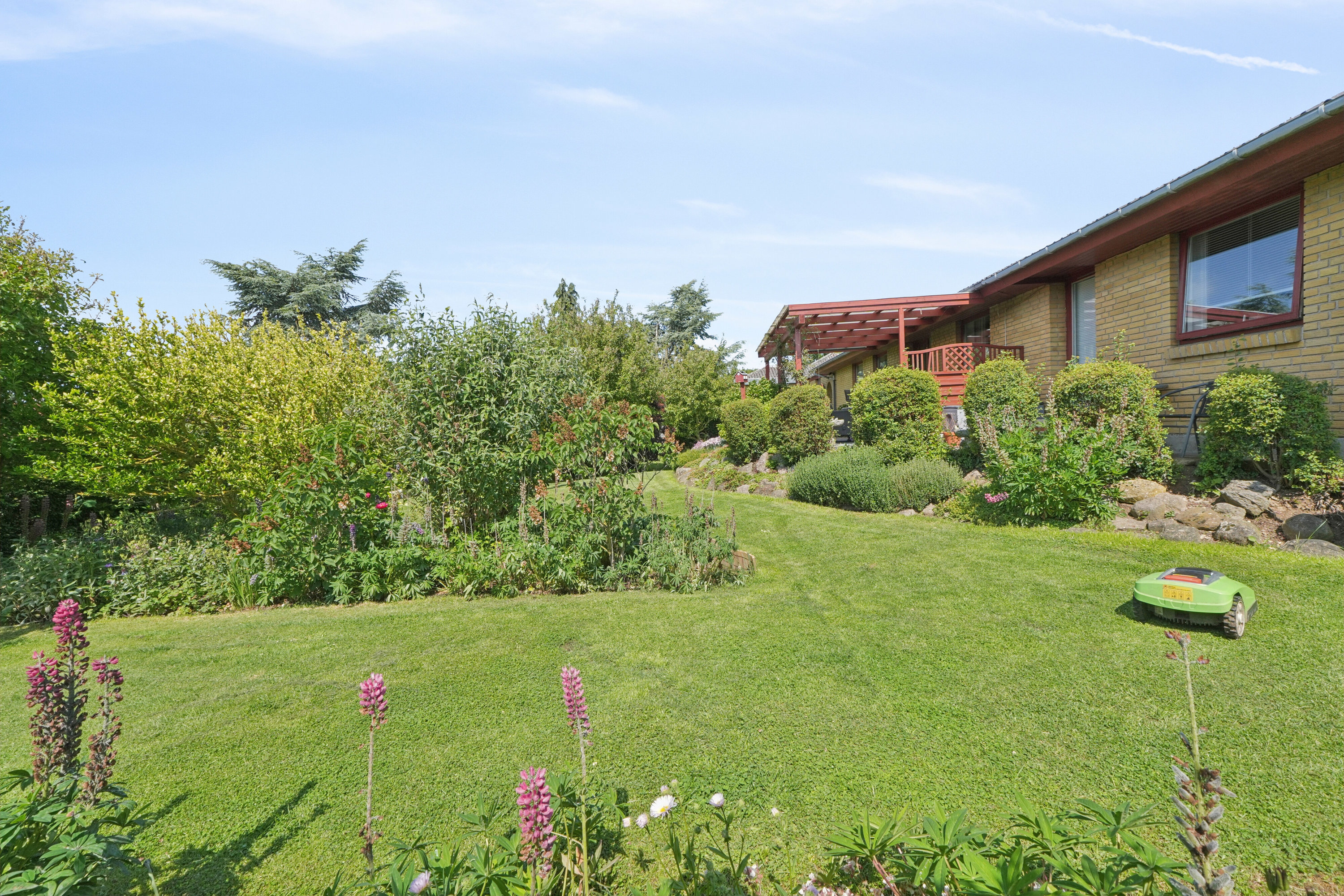 Fremhævet set fra haven billede i fuldskærmstilstand. Billede af Pilehaven 10, Tryggelev, 5932 Humble