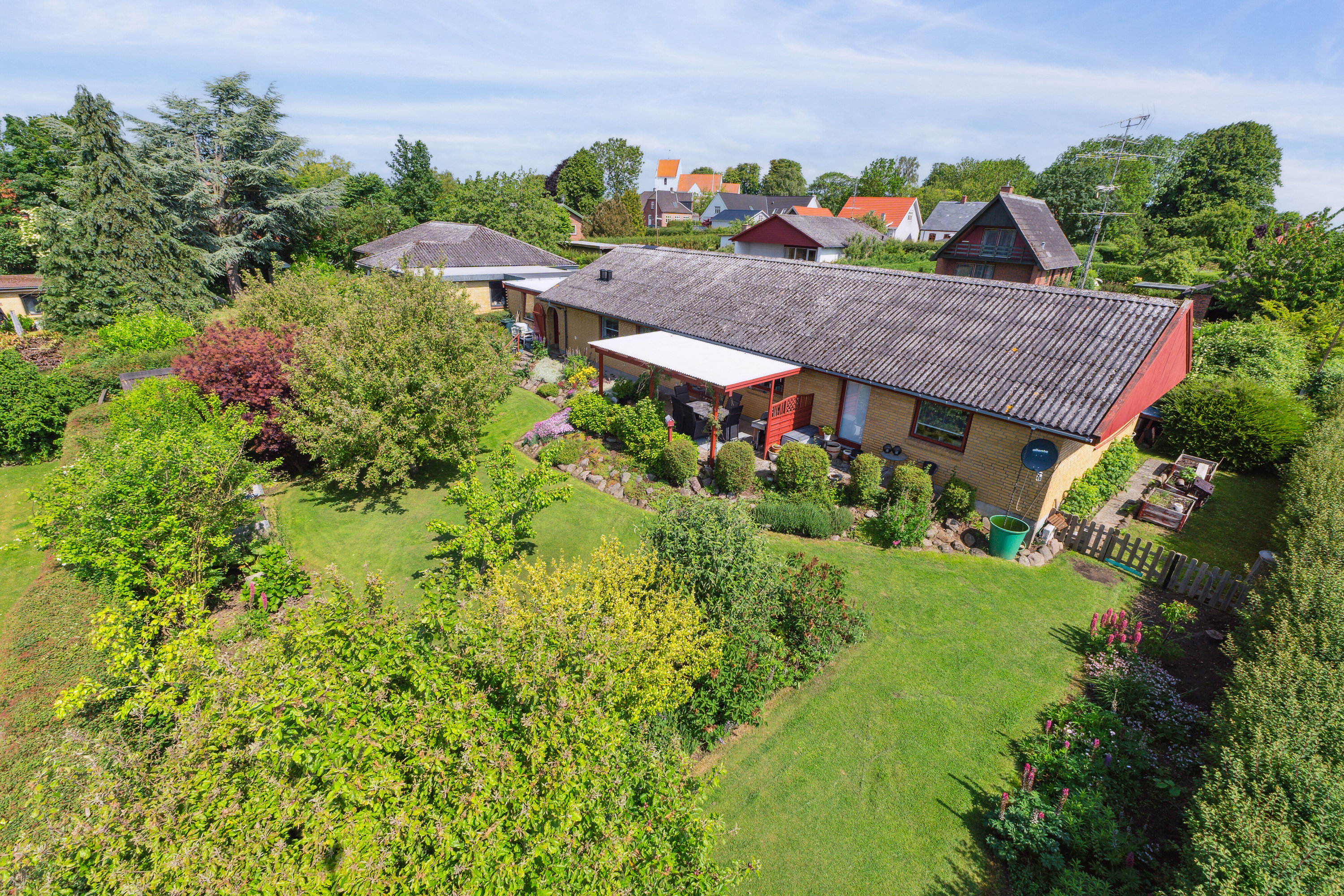 Fremhævet set fra haven billede i fuldskærmstilstand. Billede af Pilehaven 10, Tryggelev, 5932 Humble