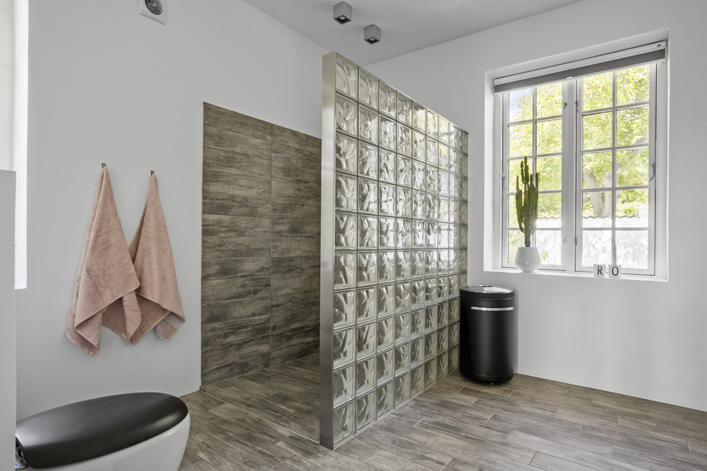 Fremhævet badeværelse billede i fuldskærmstilstand. Billede af Frydendal 15, 6200 Aabenraa