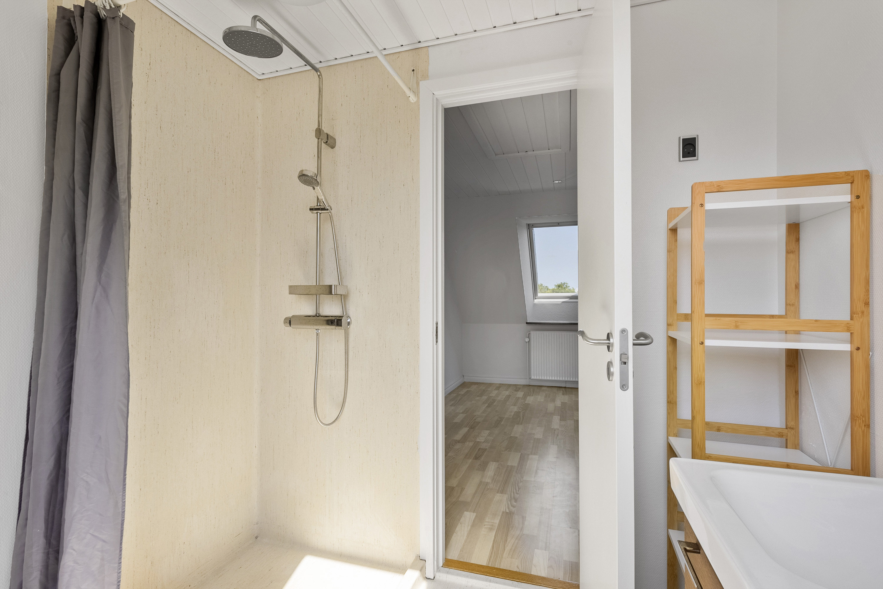 Fremhævet badeværelse billede i fuldskærmstilstand. Billede af Nederbyvænget 136, Aastrup, 6100 Haderslev