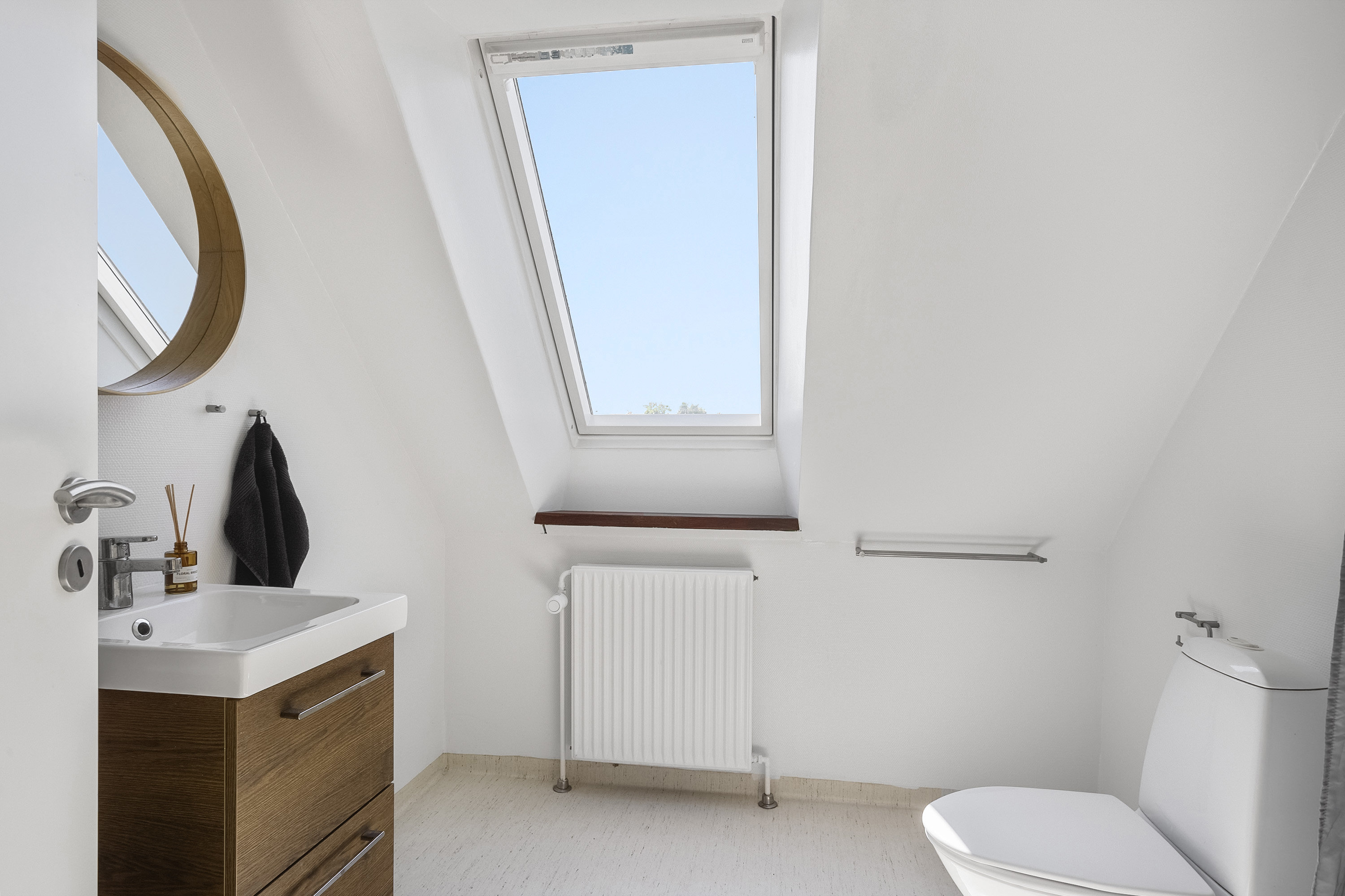 Fremhævet toilet billede i fuldskærmstilstand. Billede af Nederbyvænget 136, Aastrup, 6100 Haderslev