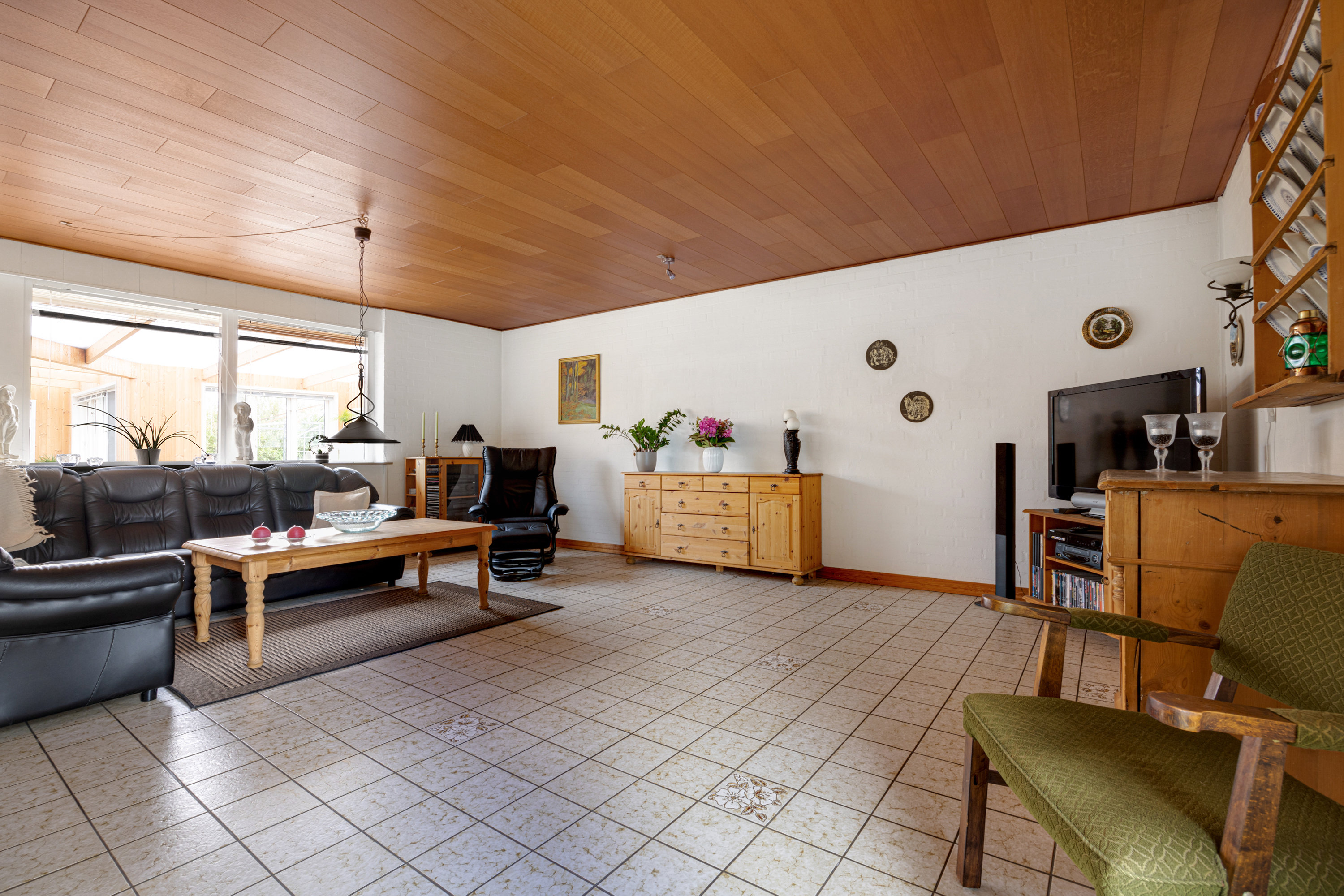 Fremhævet stue billede i fuldskærmstilstand. Billede af Kirkevej 140, Tolnekirkeby, 9870 Sindal