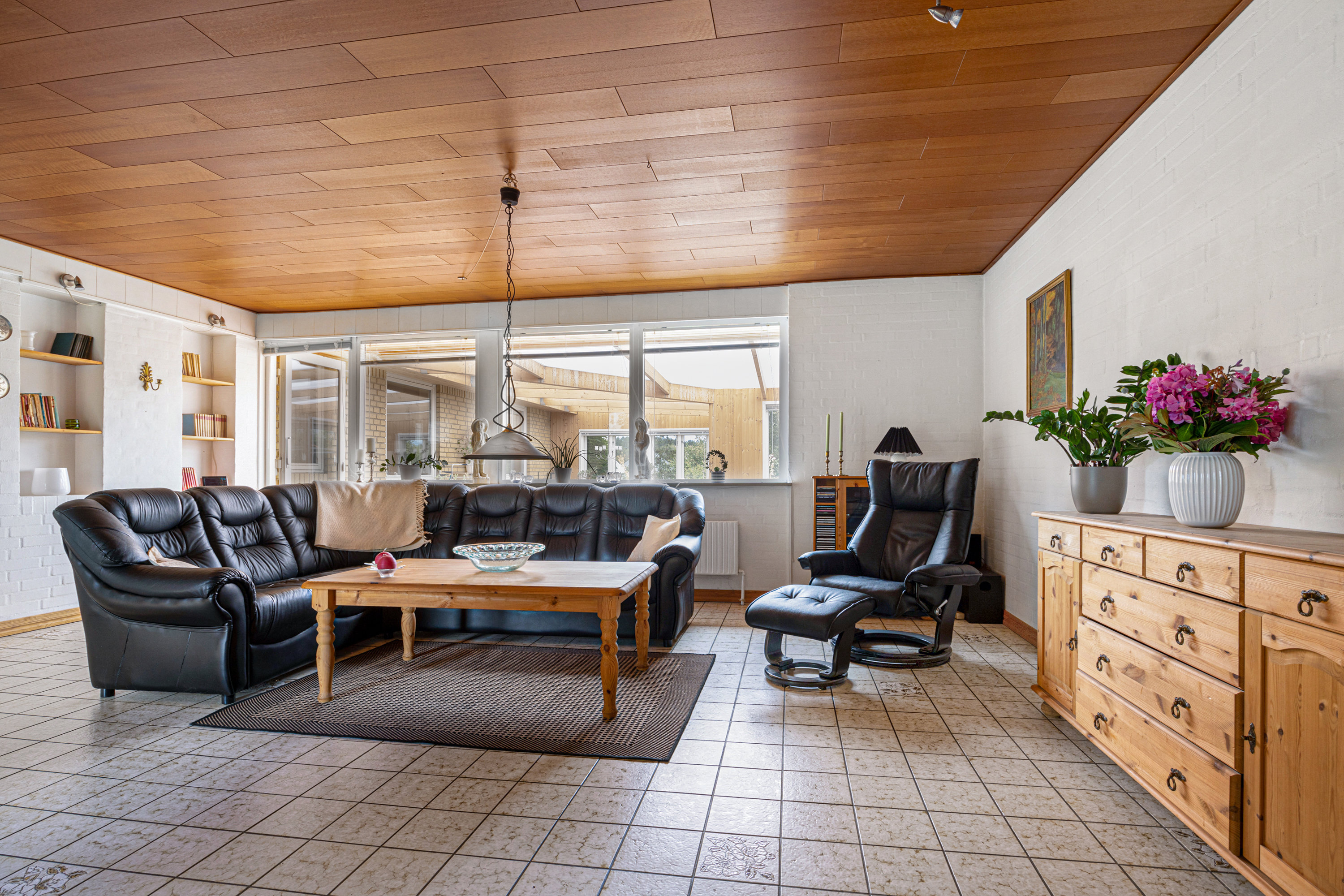 Fremhævet stue billede i fuldskærmstilstand. Billede af Kirkevej 140, Tolnekirkeby, 9870 Sindal