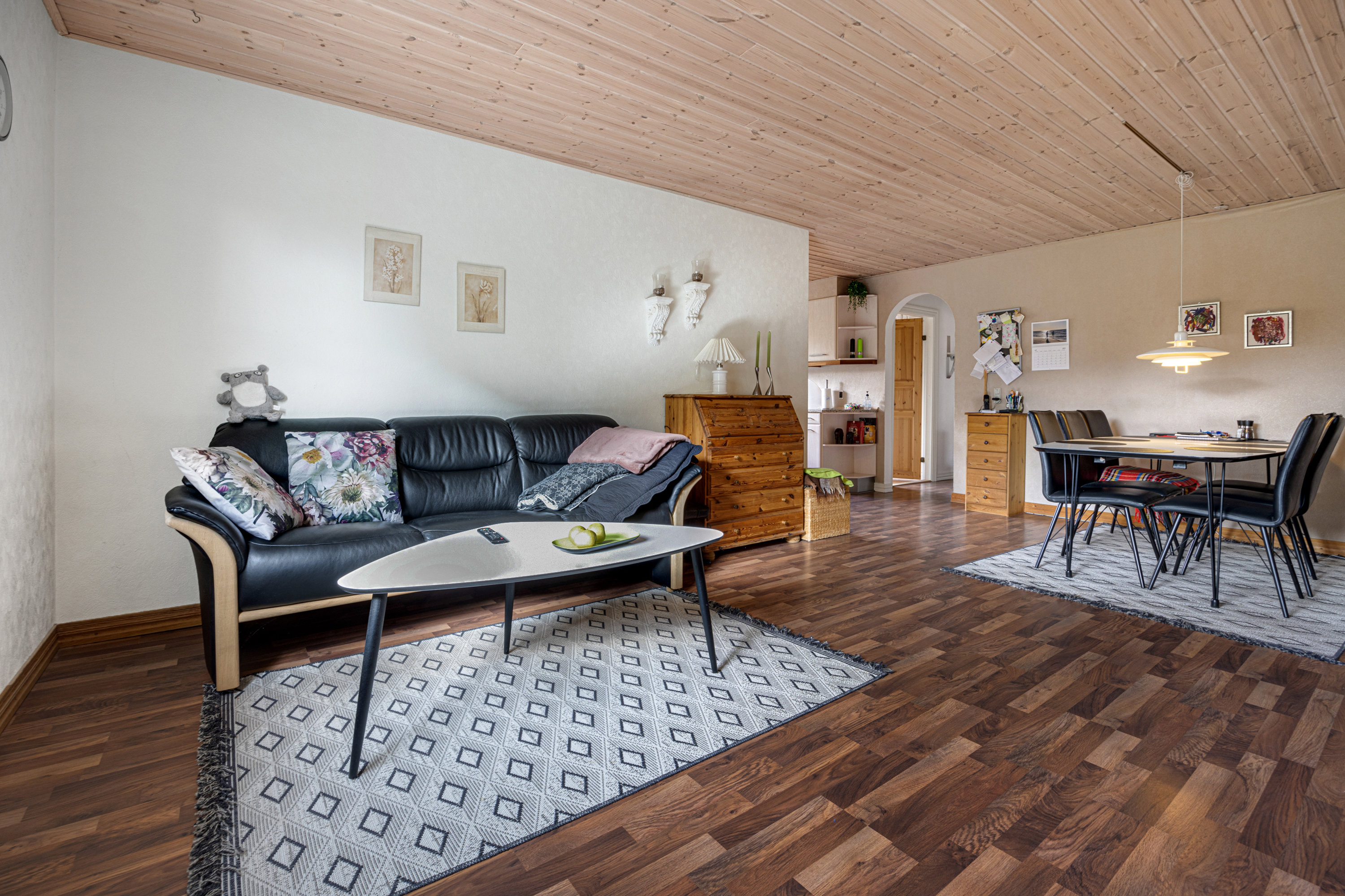 Fremhævet stue billede i fuldskærmstilstand. Billede af Kirkevej 140, Tolnekirkeby, 9870 Sindal