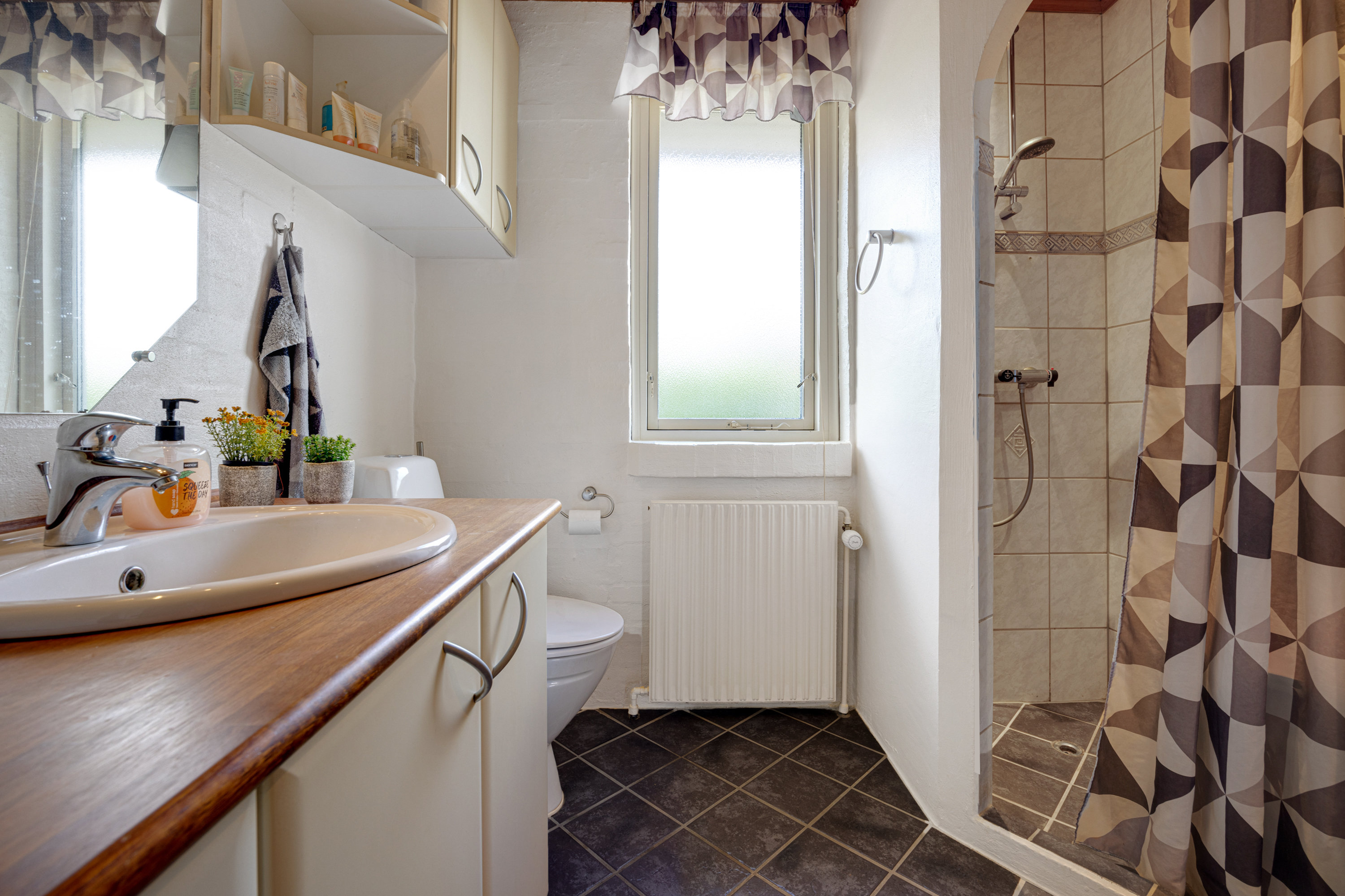 Fremhævet badeværelse billede i fuldskærmstilstand. Billede af Kirkevej 140, Tolnekirkeby, 9870 Sindal