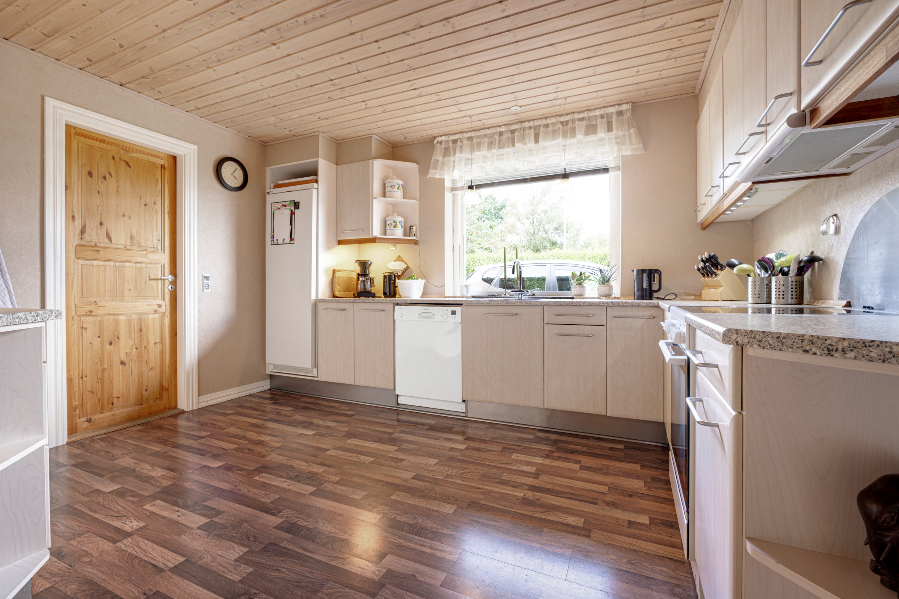 Fremhævet køkken billede i fuldskærmstilstand. Billede af Kirkevej 140, Tolnekirkeby, 9870 Sindal