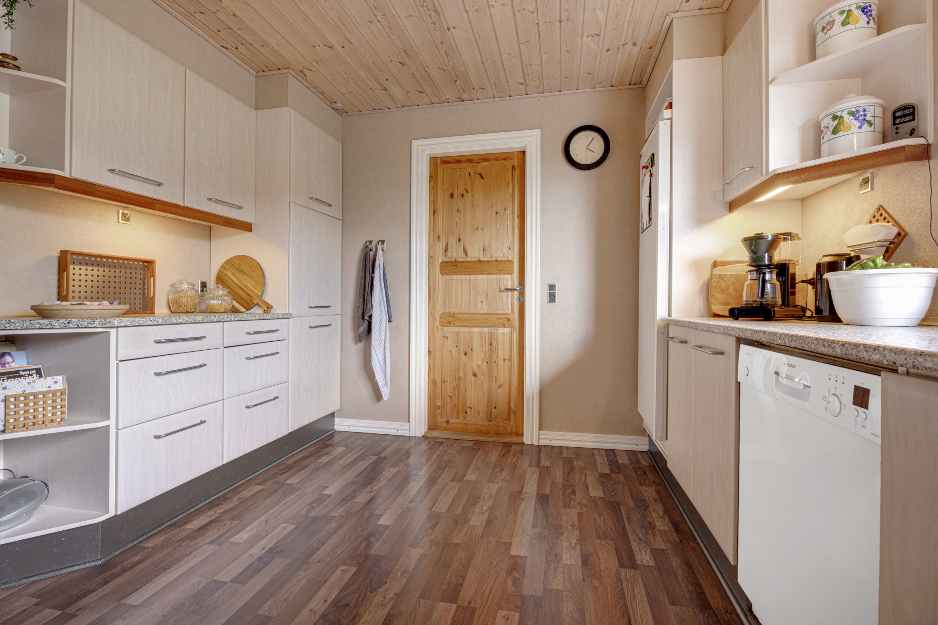 Fremhævet køkken billede i fuldskærmstilstand. Billede af Kirkevej 140, Tolnekirkeby, 9870 Sindal