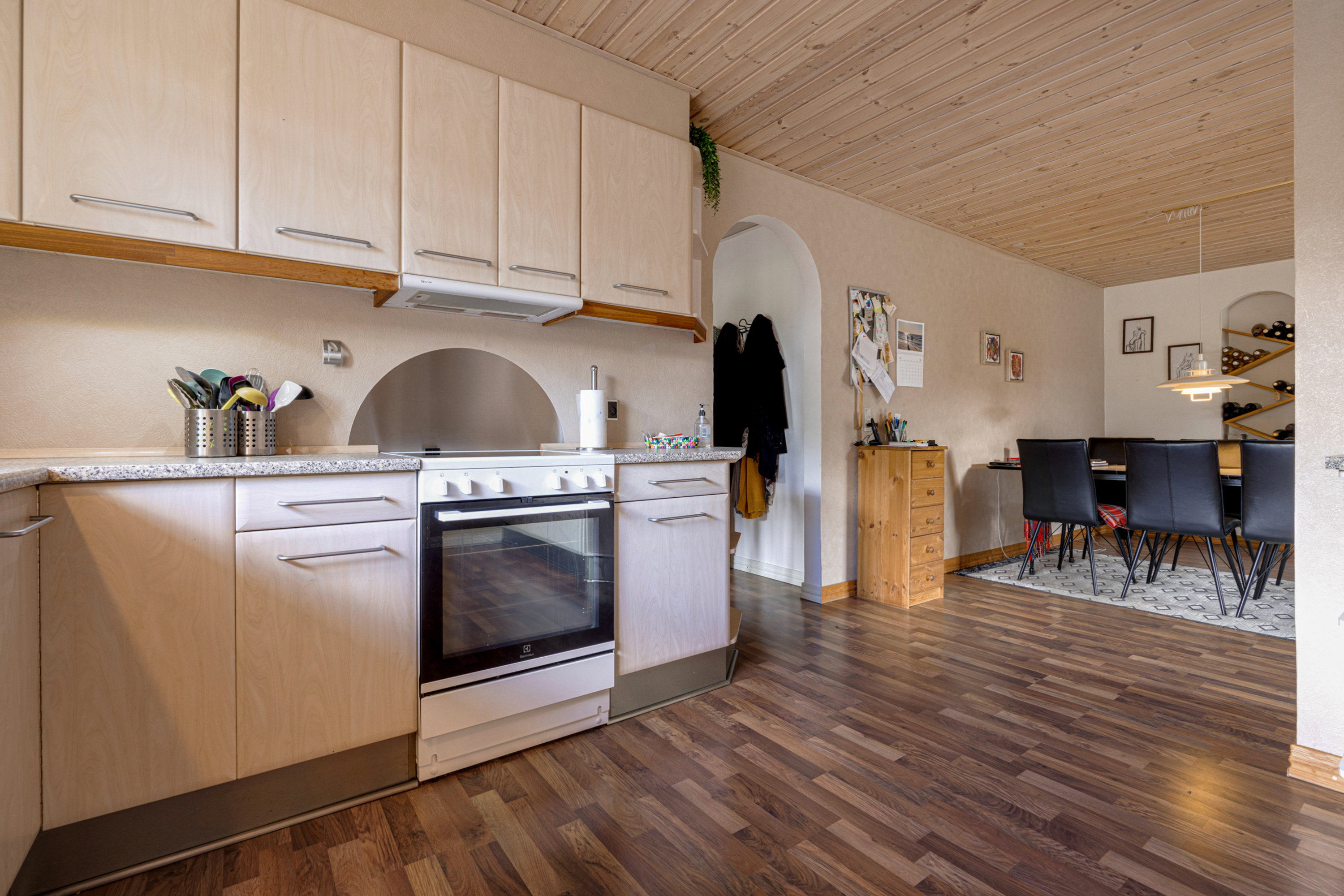 Fremhævet køkken billede i fuldskærmstilstand. Billede af Kirkevej 140, Tolnekirkeby, 9870 Sindal