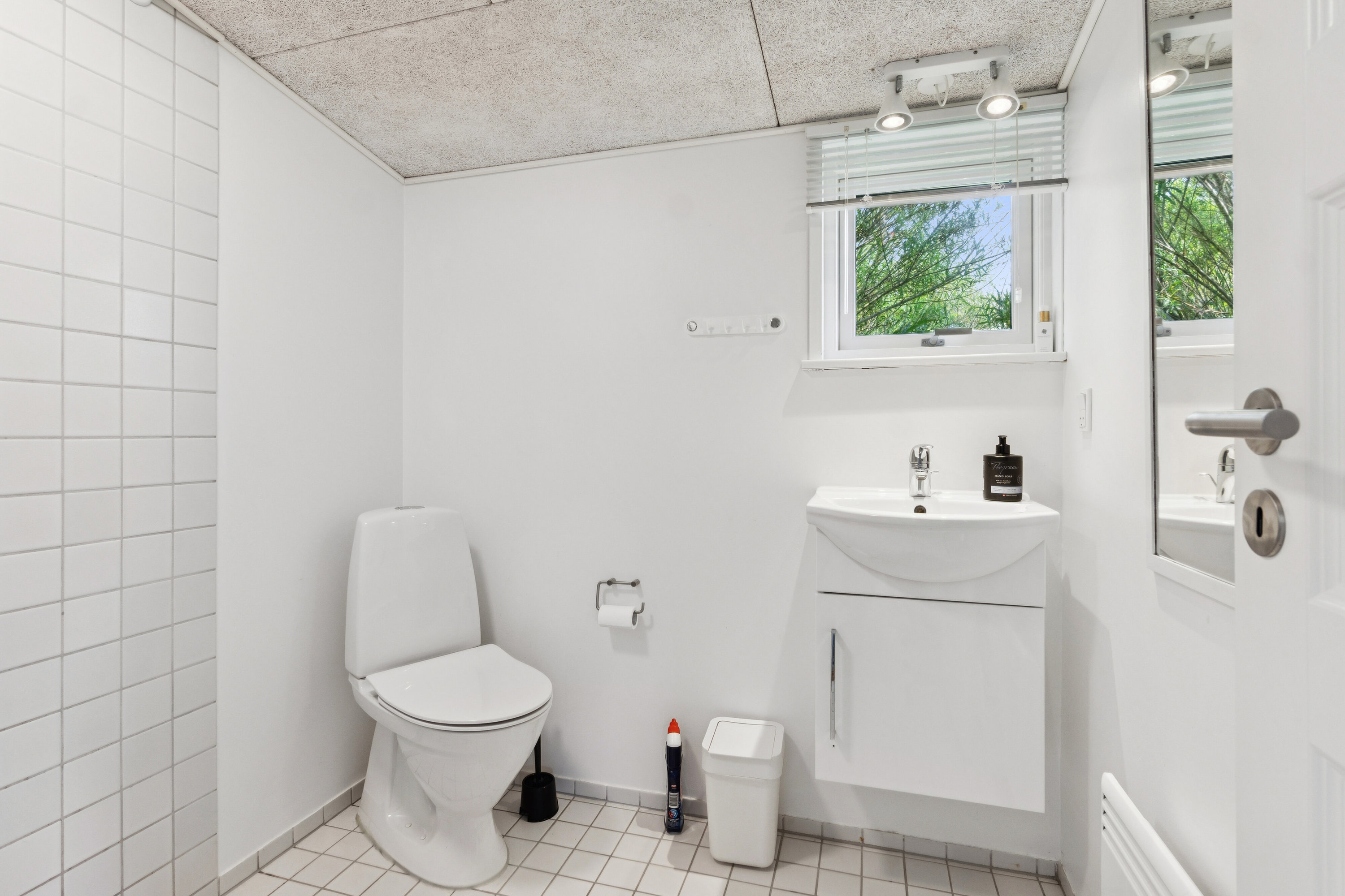 Fremhævet badeværelse billede i fuldskærmstilstand. Billede af Tuerbak 26, Klitmøller, 7700 Thisted