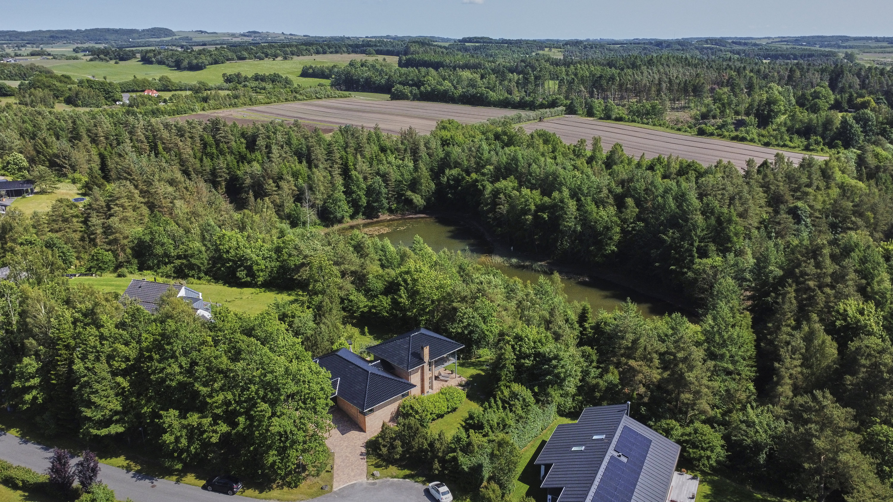 Fremhævet luftfoto billede i fuldskærmstilstand. Billede af Holmekollen 8, Voervadsbro, 8660 Skanderborg