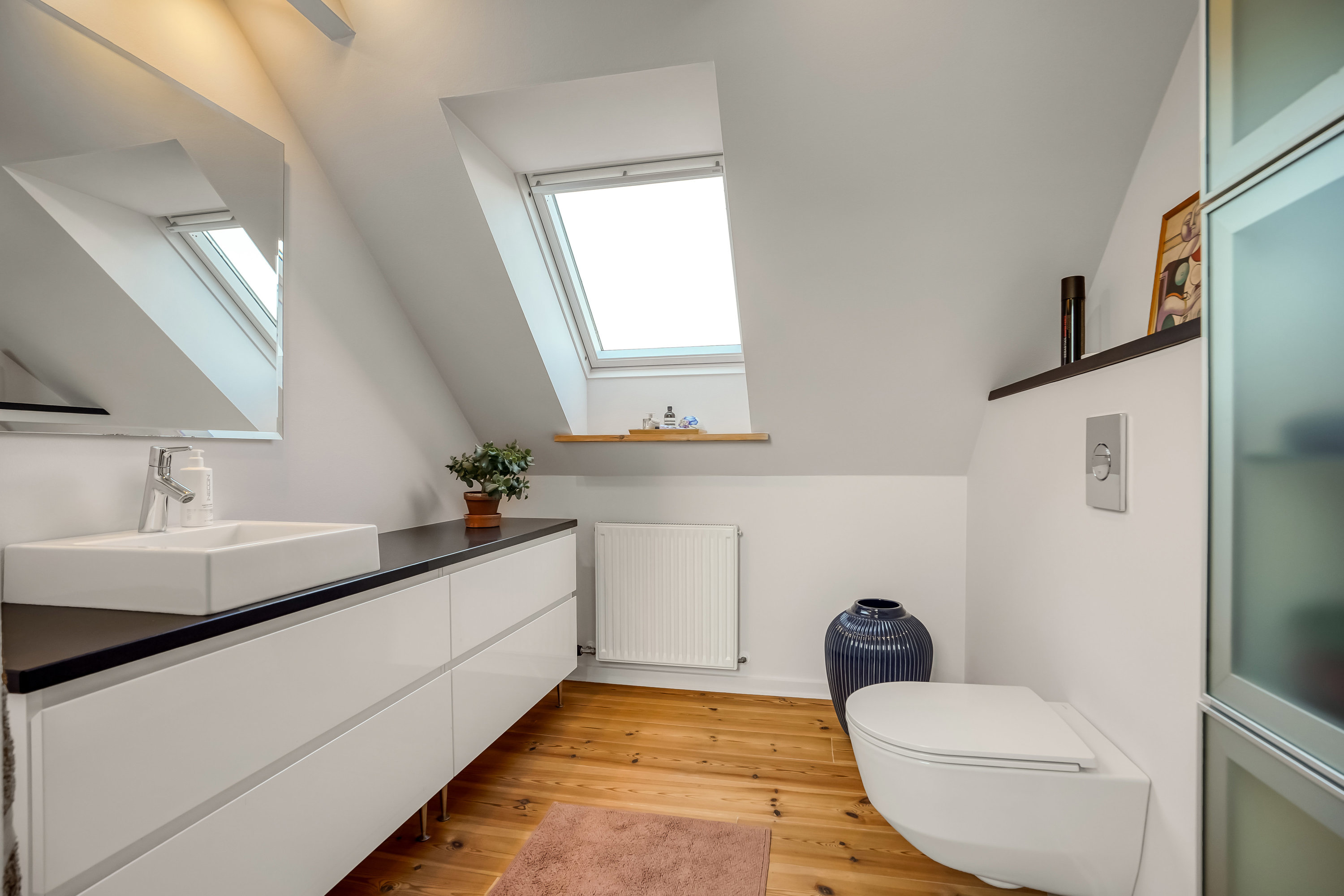 Fremhævet toilet billede i fuldskærmstilstand. Billede af Pæonvænget 17, 5000 Odense C