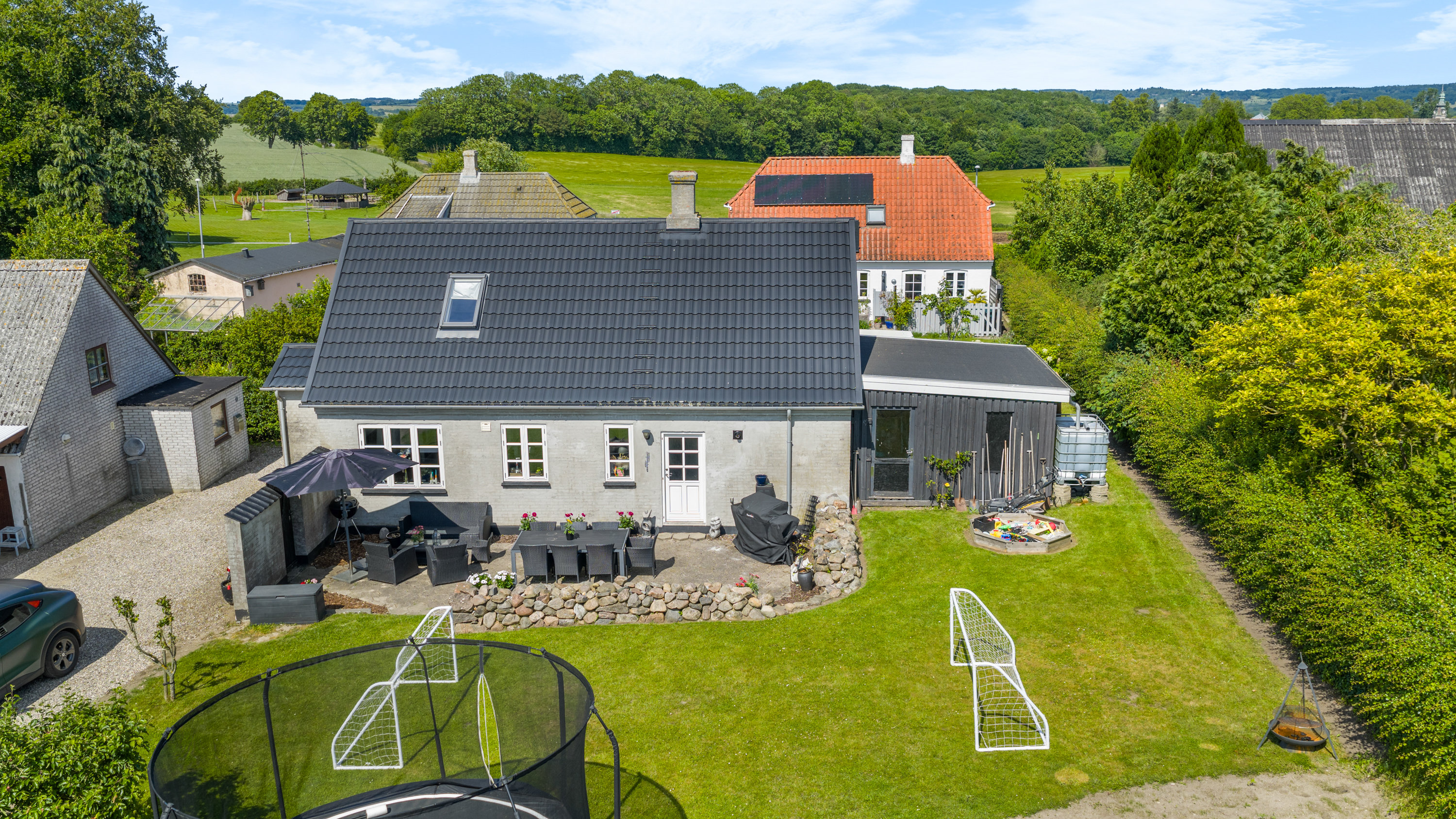 Fremhævet gårdmiljø billede i fuldskærmstilstand. Billede af Sinebjergvej 6, Bjerne, 5600 Faaborg