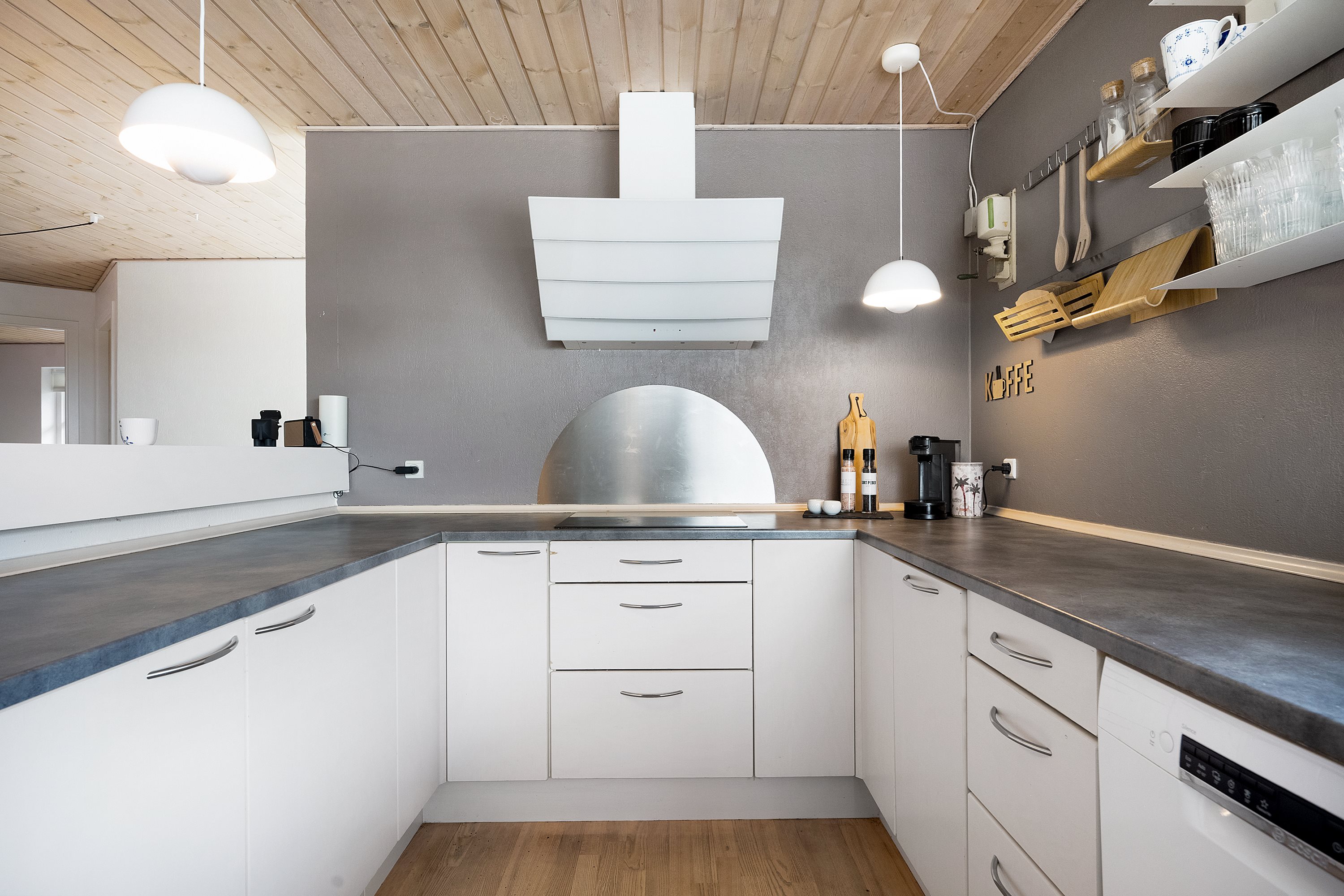 Fremhævet køkken billede i fuldskærmstilstand. Billede af Holger Sørensens Vej 11, Klejtrup, 9500 Hobro