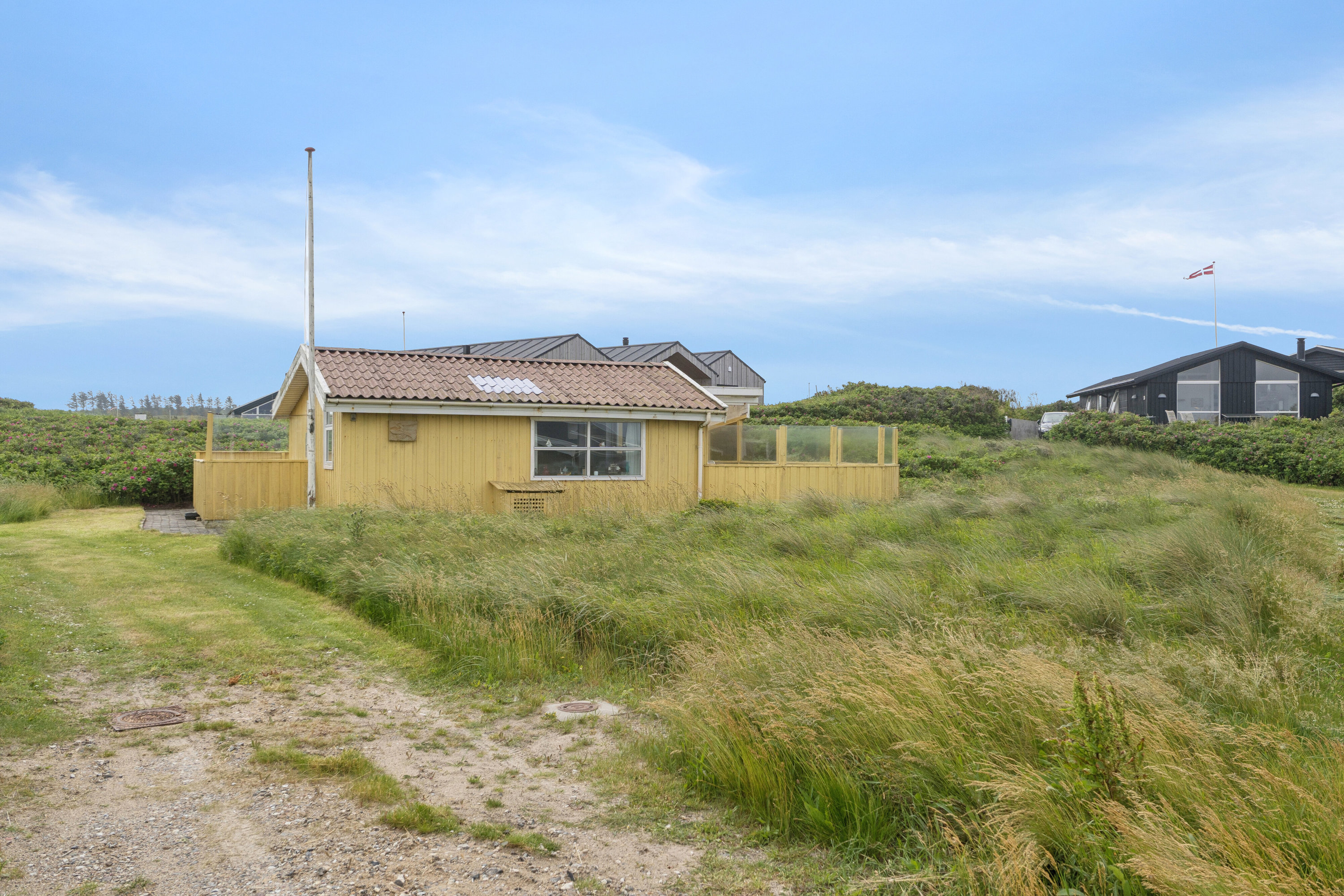 Fremhævet set fra vejen billede i fuldskærmstilstand. Billede af Ved Stranden 25, Skal Klit, 9800 Hjørring