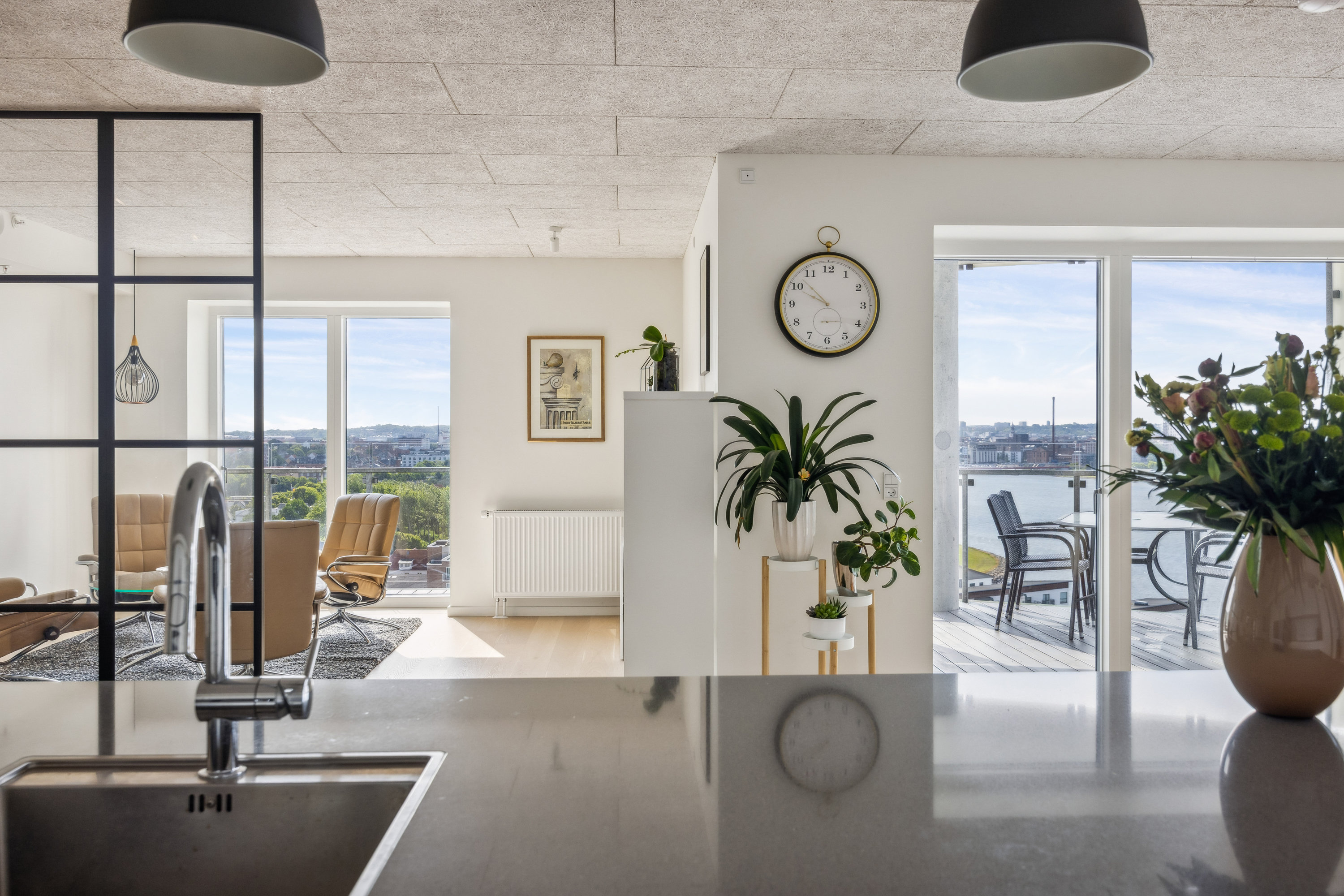 Fremhævet stue billede i fuldskærmstilstand. Billede af Julius Posselts Vej 3A, 13. 6., 9400 Nørresundby