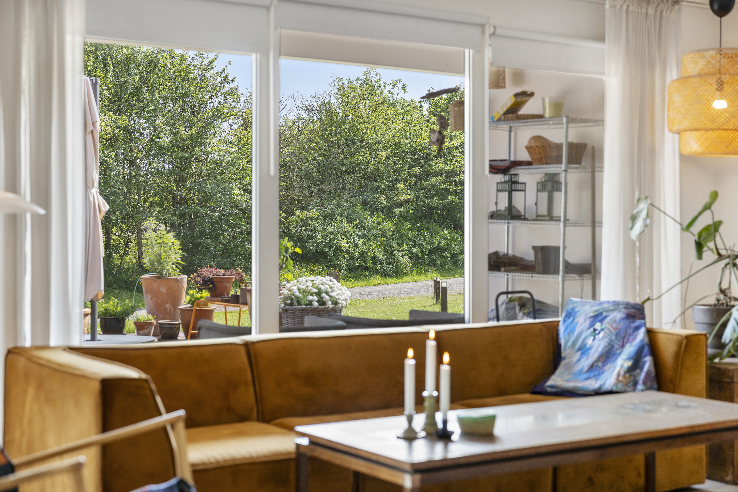 Fremhævet stue billede i fuldskærmstilstand. Billede af Sandenvej 1, Lyngså, 9300 Sæby