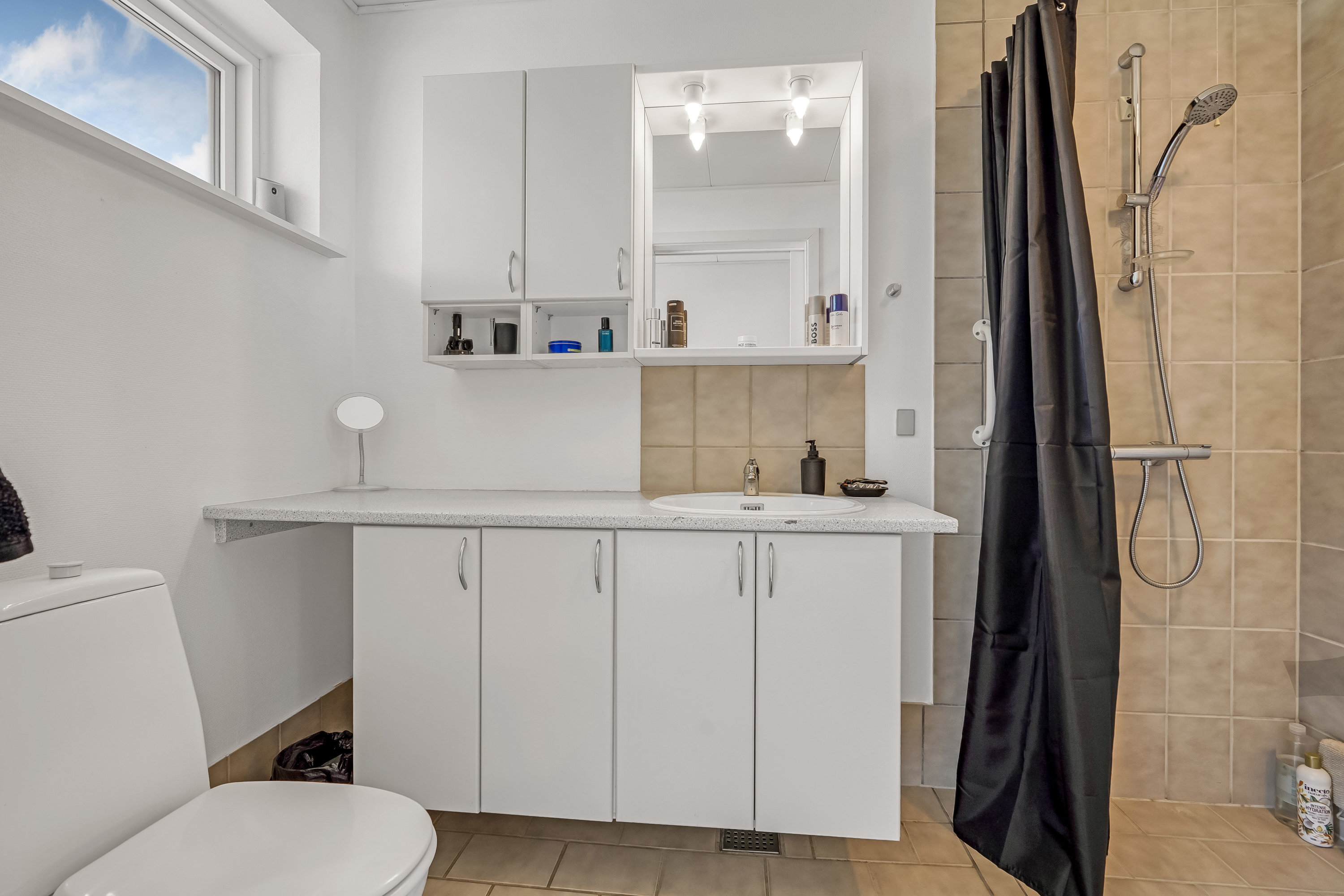 Fremhævet badeværelse billede i fuldskærmstilstand. Billede af Hybenvej 45, 8763 Rask Mølle