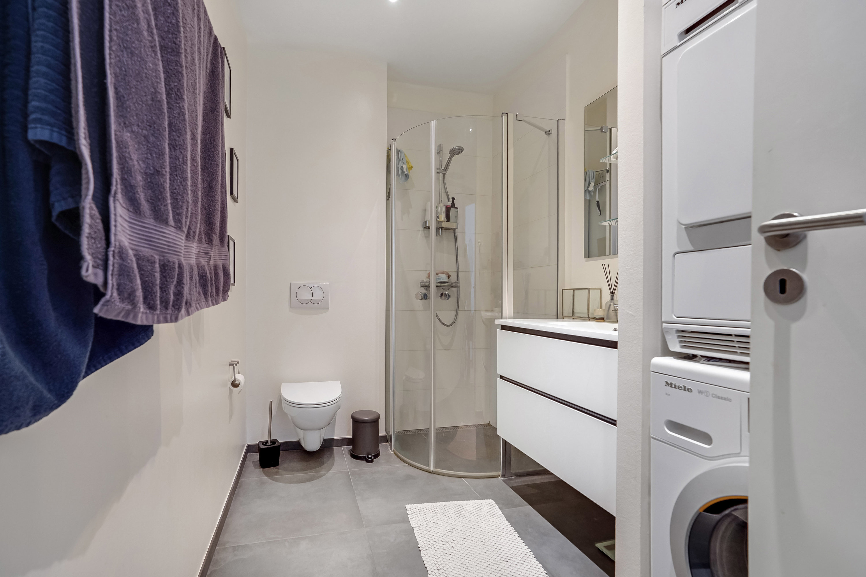 Fremhævet badeværelse billede i fuldskærmstilstand. Billede af Carl Nielsens Kvarter 17, 1. 1., 5000 Odense C