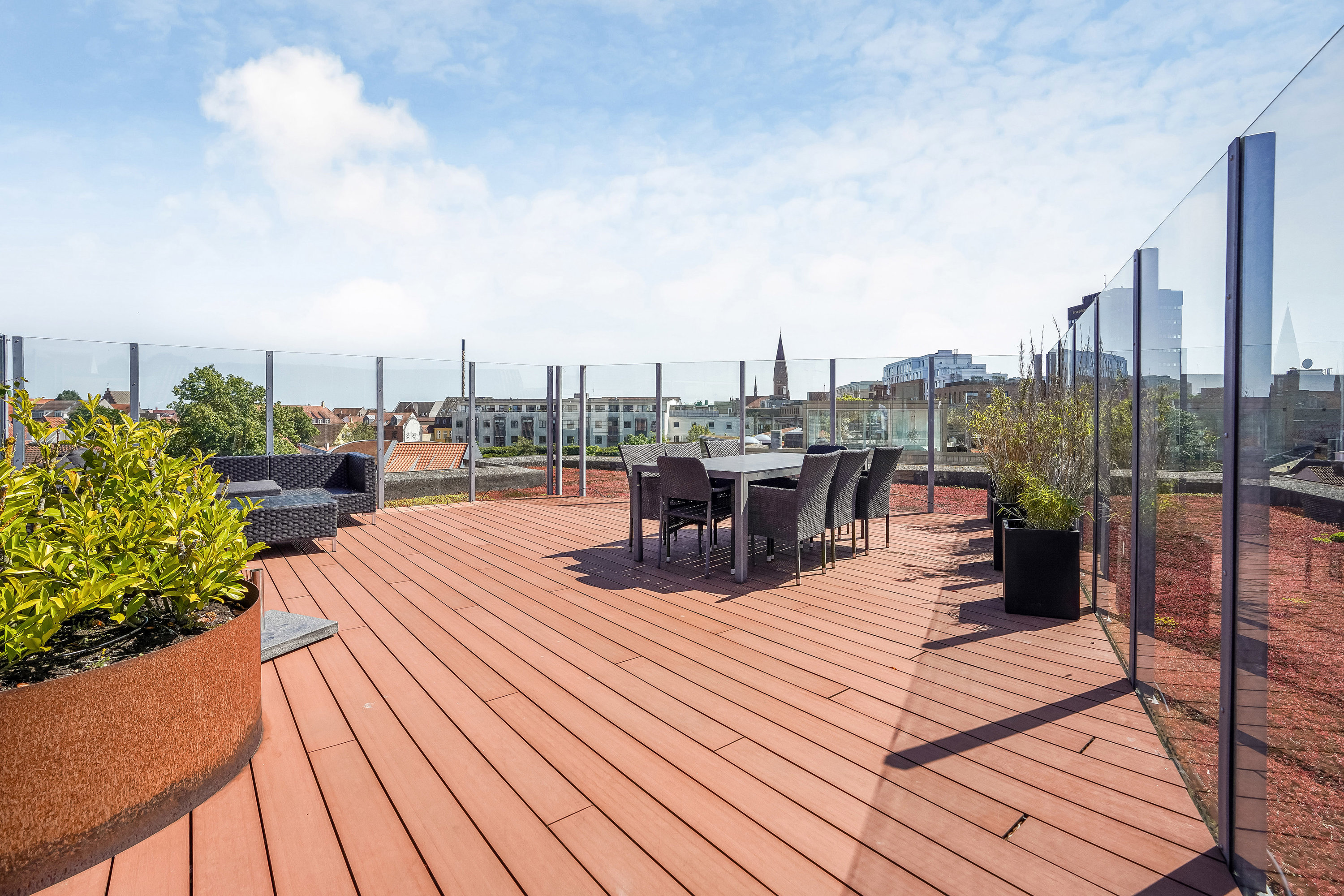 Fremhævet terrasse billede i fuldskærmstilstand. Billede af Carl Nielsens Kvarter 17, 1. 1., 5000 Odense C