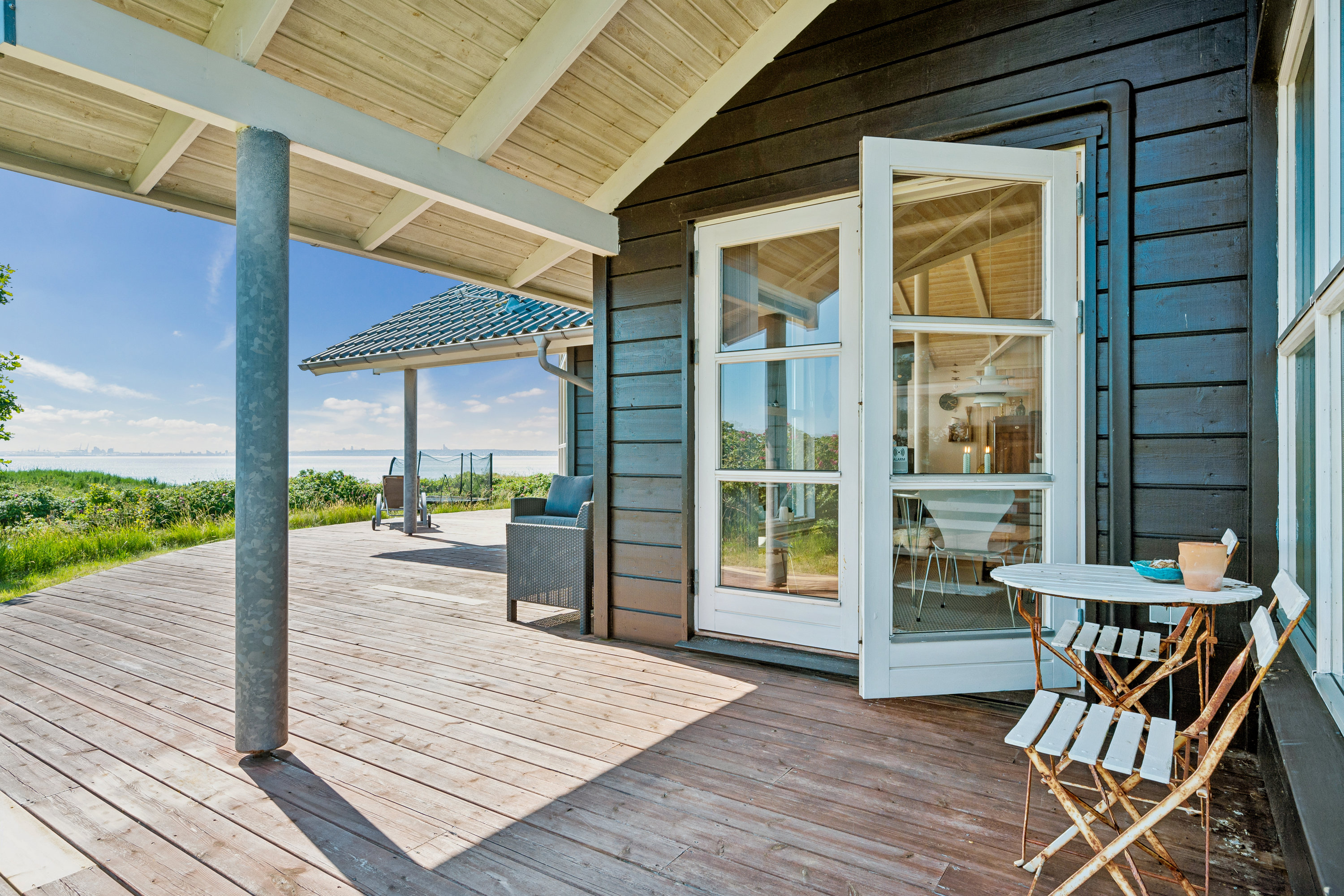 Fremhævet stue billede i fuldskærmstilstand. Billede af Fyrrevej 23, Skødshoved Strand, 8420 Knebel