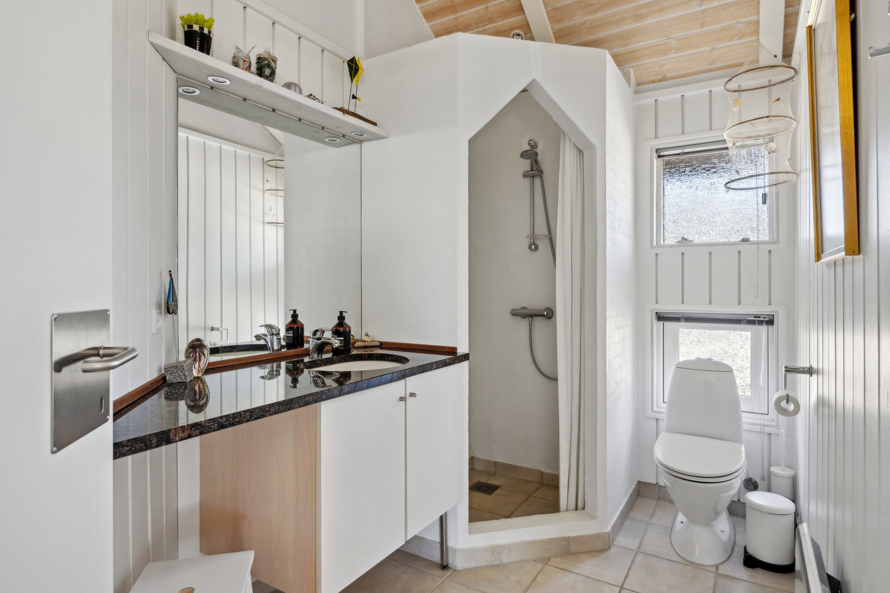 Fremhævet badeværelse billede i fuldskærmstilstand. Billede af Fyrrevej 23, Skødshoved Strand, 8420 Knebel