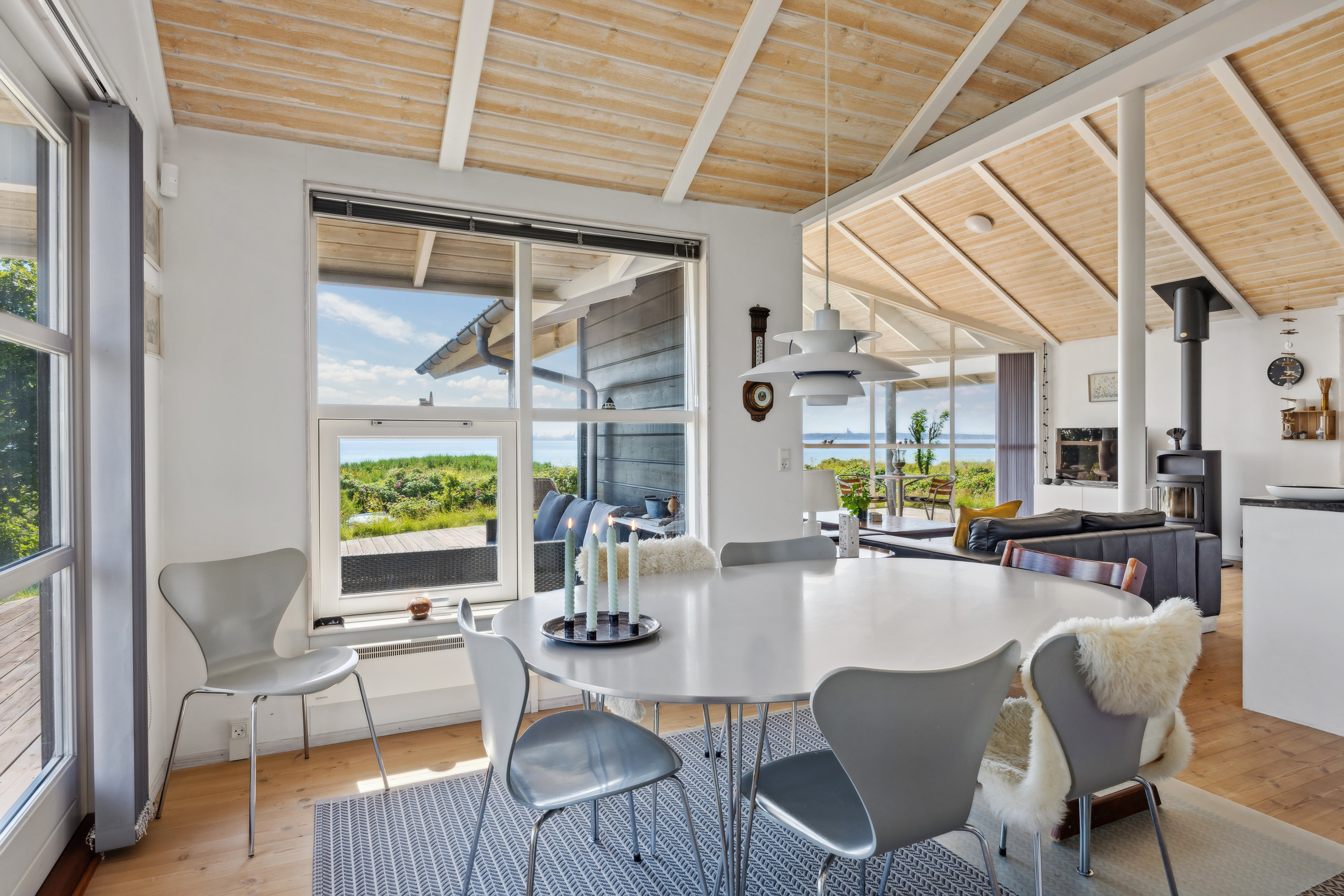 Fremhævet stue billede i fuldskærmstilstand. Billede af Fyrrevej 23, Skødshoved Strand, 8420 Knebel