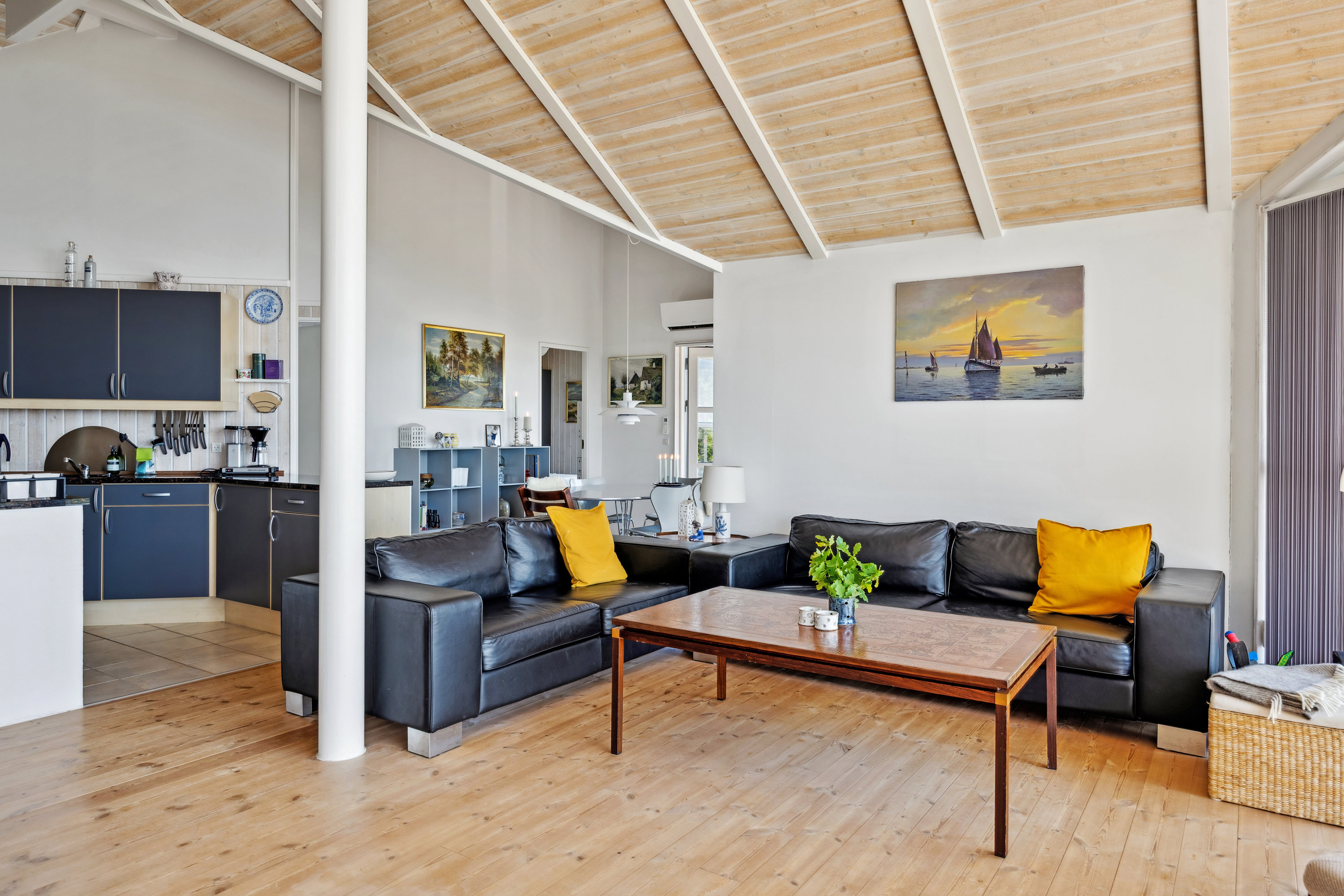 Fremhævet stue billede i fuldskærmstilstand. Billede af Fyrrevej 23, Skødshoved Strand, 8420 Knebel