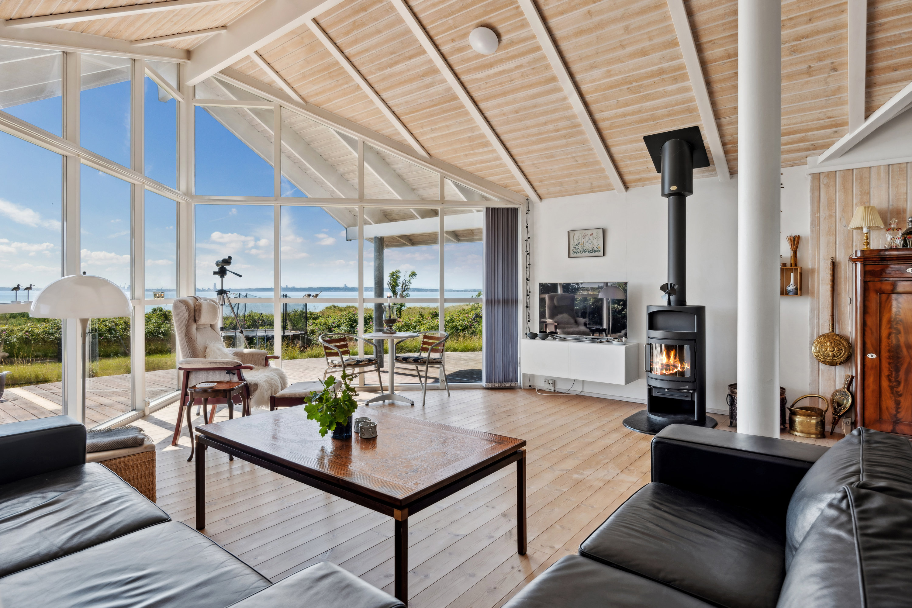 Fremhævet stue billede i fuldskærmstilstand. Billede af Fyrrevej 23, Skødshoved Strand, 8420 Knebel