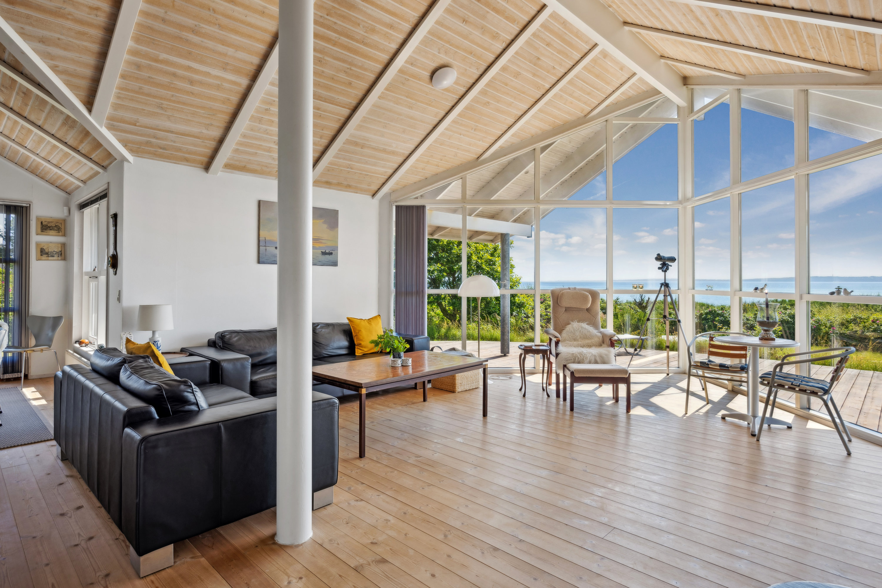 Fremhævet stue billede i fuldskærmstilstand. Billede af Fyrrevej 23, Skødshoved Strand, 8420 Knebel