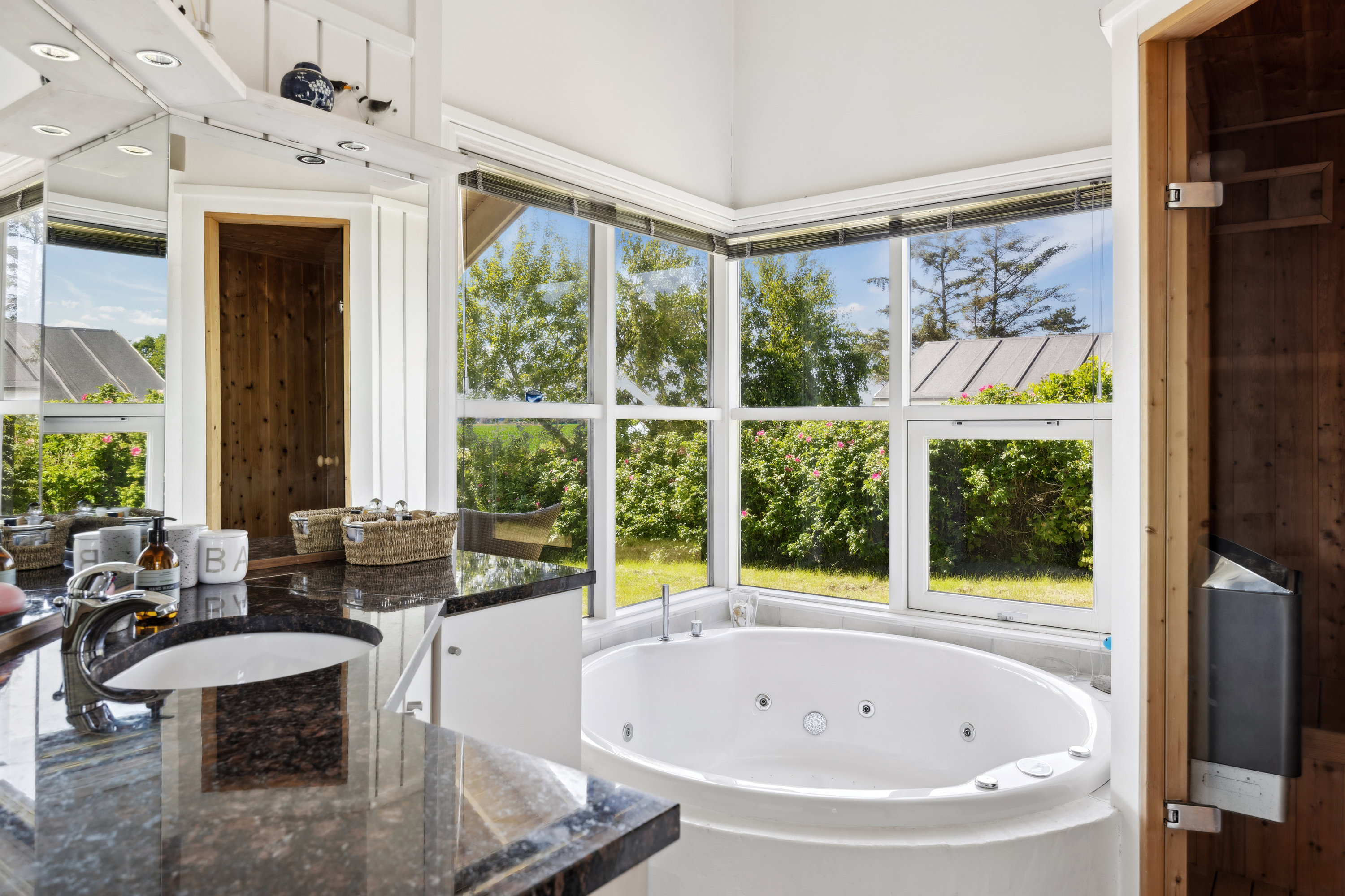 Fremhævet badeværelse billede i fuldskærmstilstand. Billede af Fyrrevej 23, Skødshoved Strand, 8420 Knebel