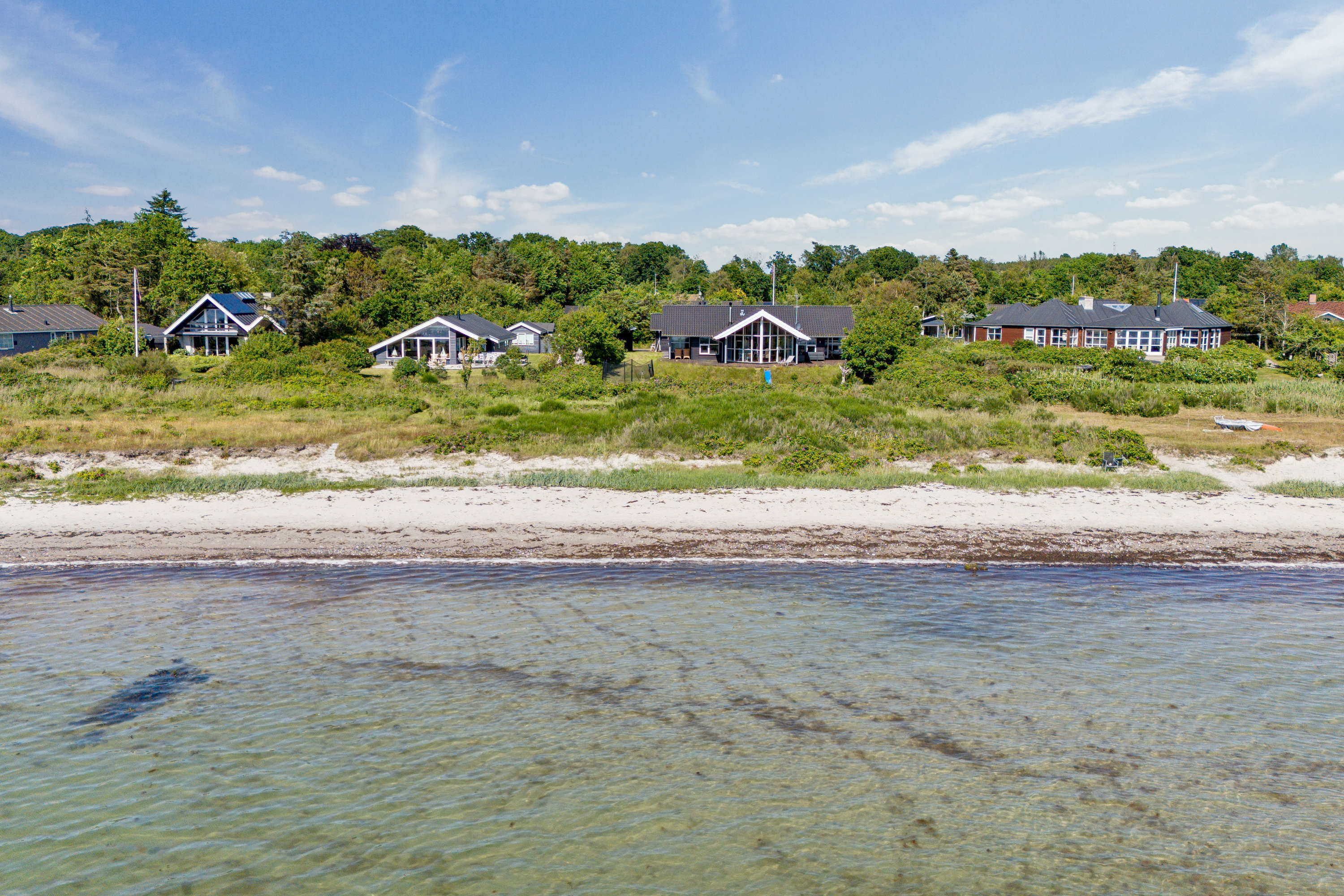 Fremhævet luftfoto billede i fuldskærmstilstand. Billede af Fyrrevej 23, Skødshoved Strand, 8420 Knebel