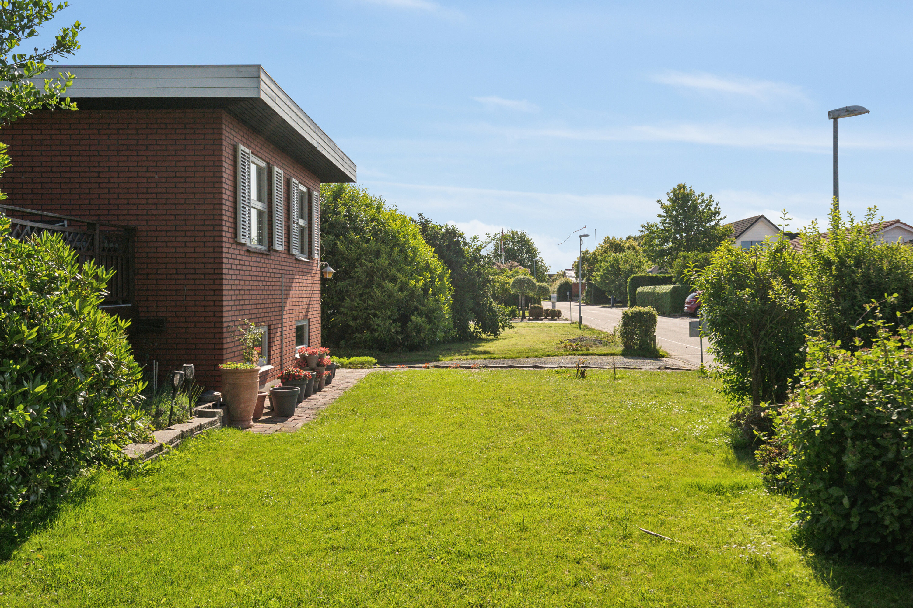 Fremhævet set fra haven billede i fuldskærmstilstand. Billede af Lærkevænget 10, 8721 Daugård