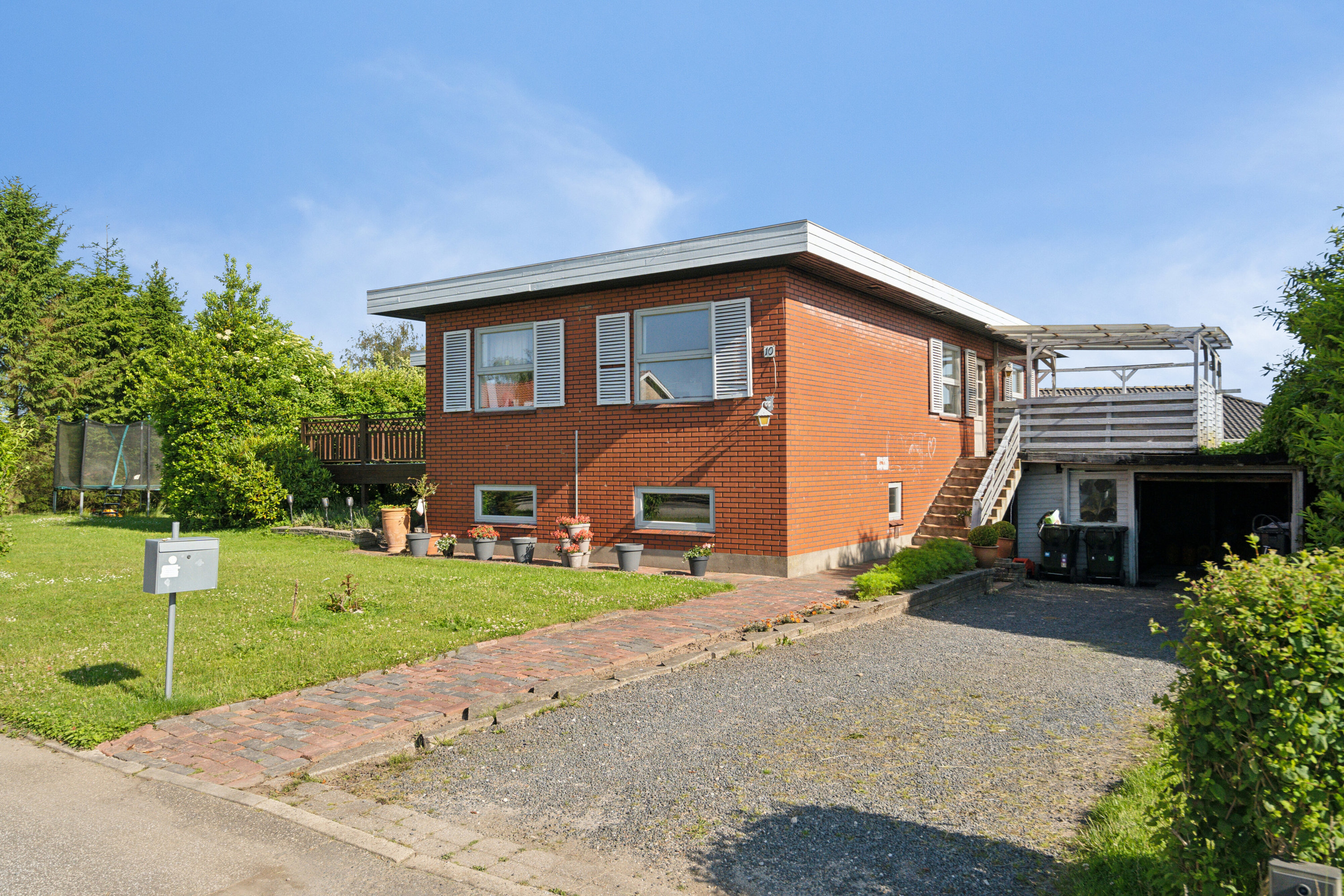 Fremhævet set fra haven billede i fuldskærmstilstand. Billede af Lærkevænget 10, 8721 Daugård