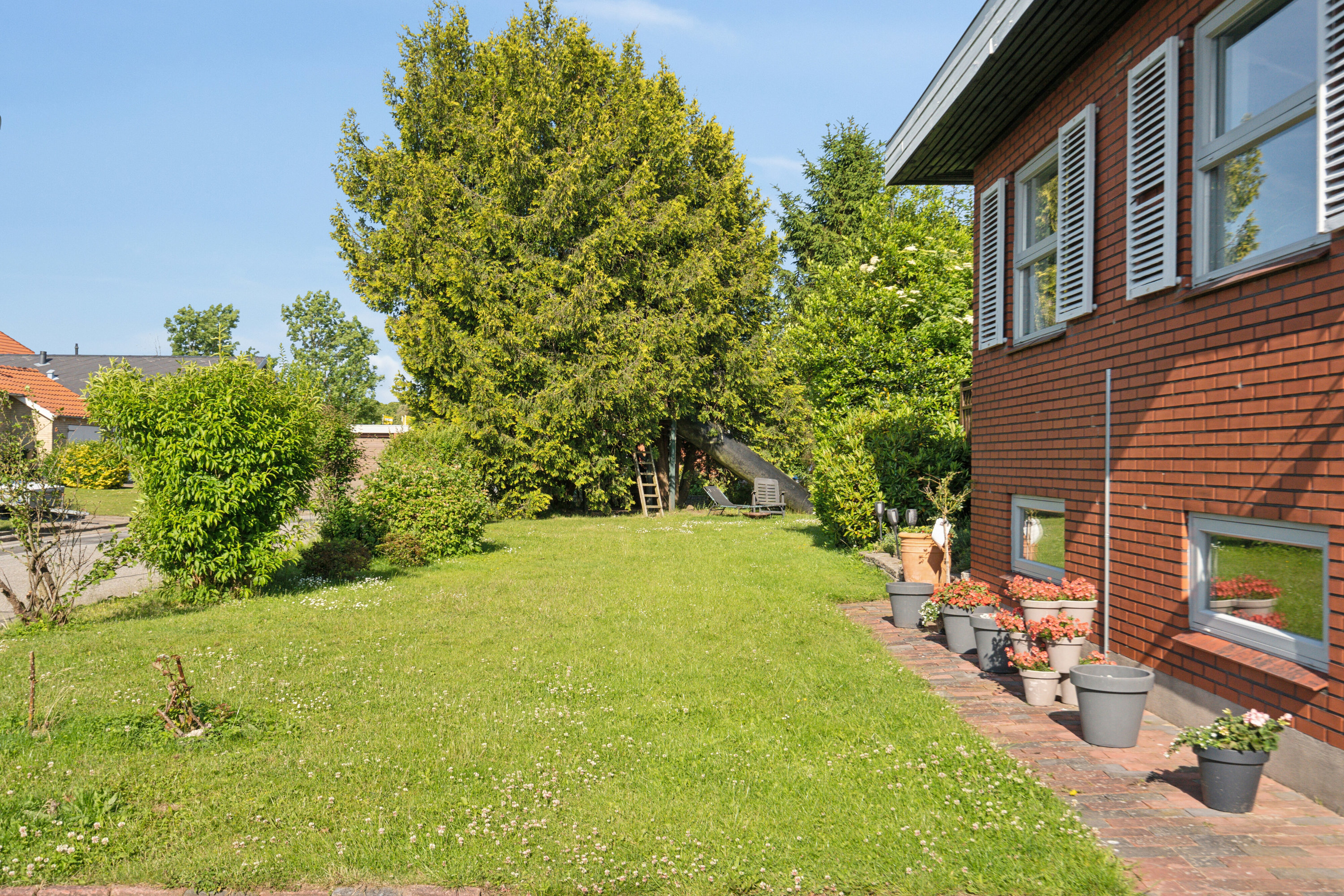 Fremhævet set fra haven billede i fuldskærmstilstand. Billede af Lærkevænget 10, 8721 Daugård