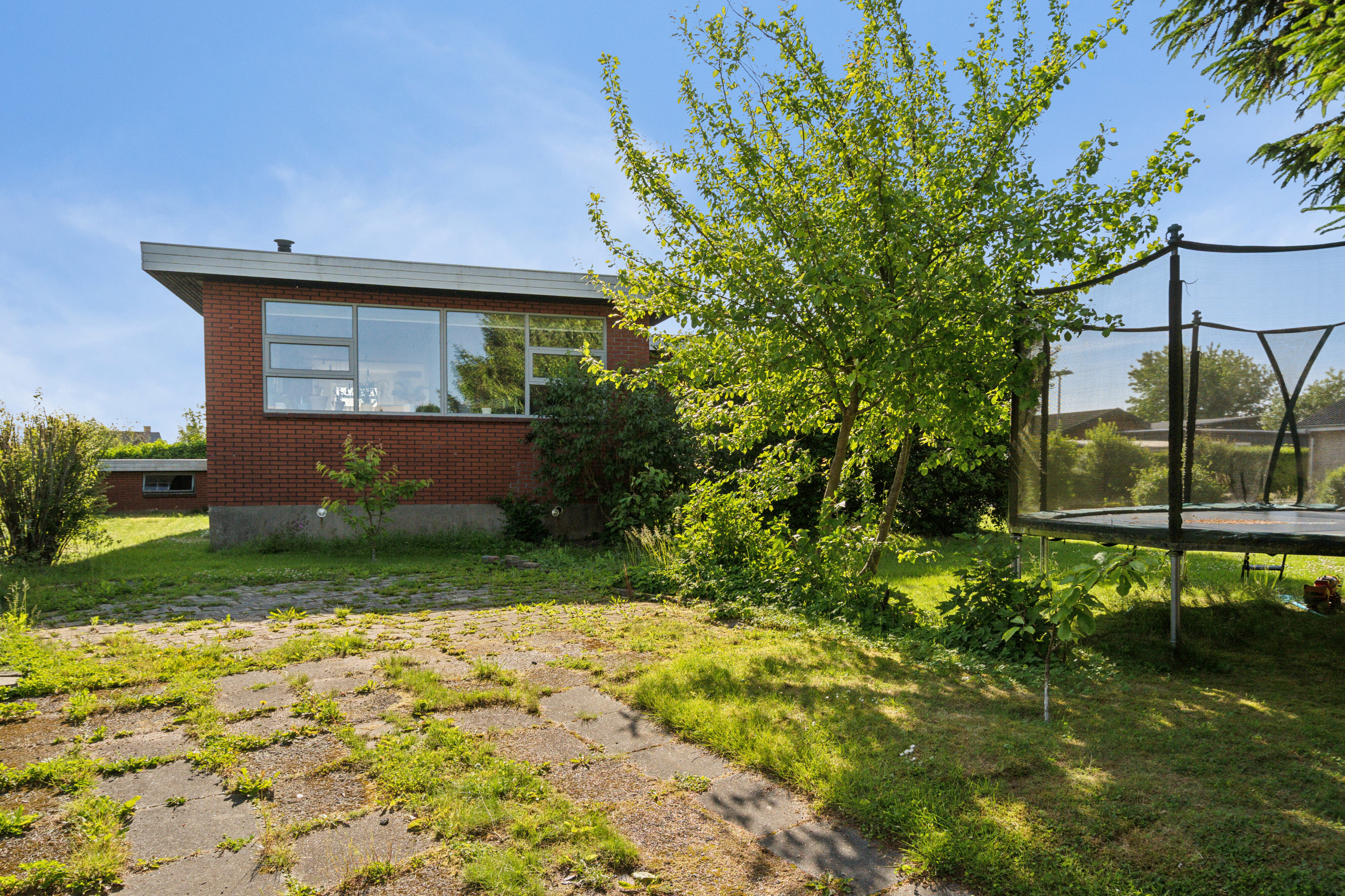 Fremhævet set fra haven billede i fuldskærmstilstand. Billede af Lærkevænget 10, 8721 Daugård