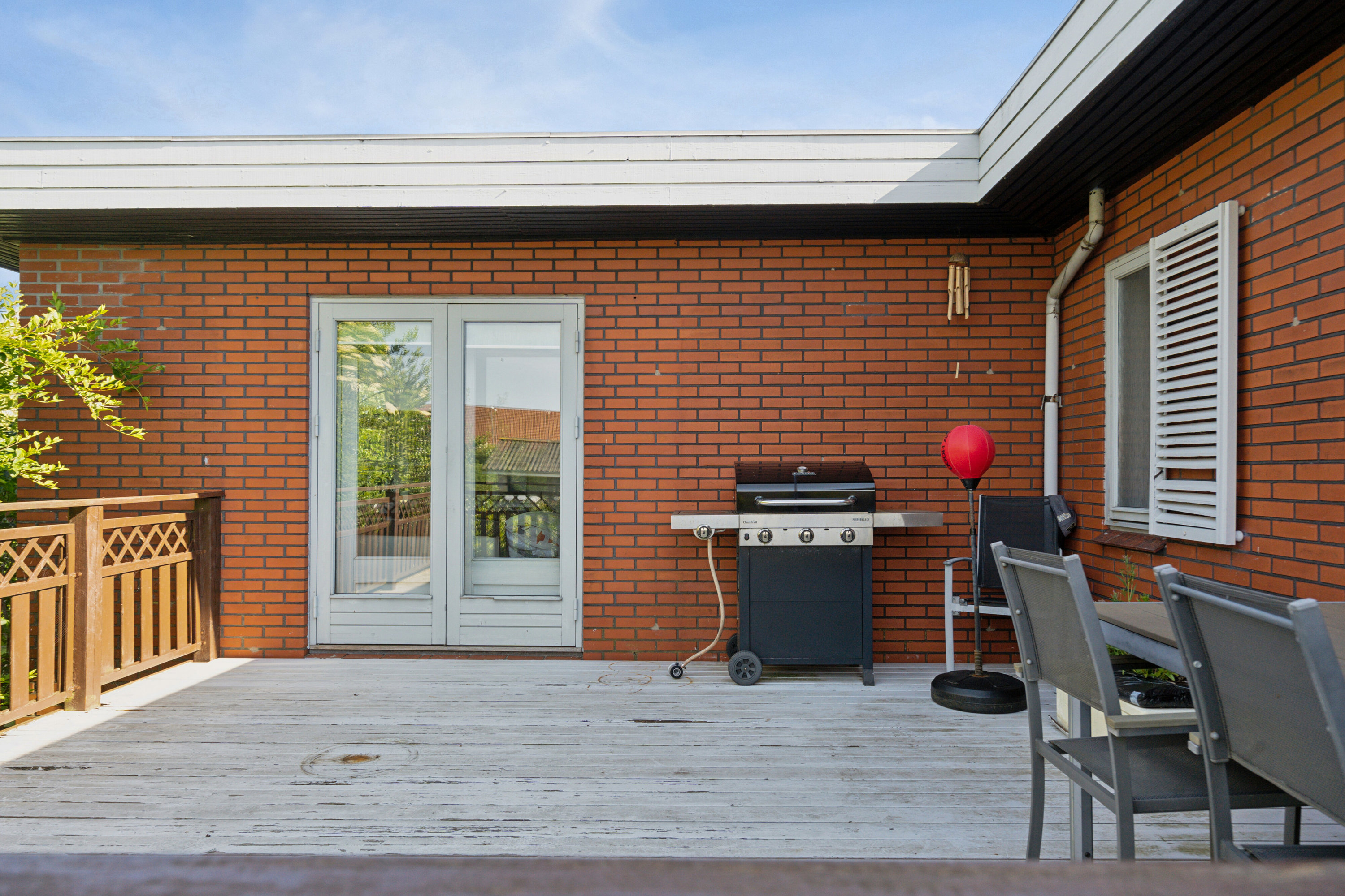 Fremhævet terrasse billede i fuldskærmstilstand. Billede af Lærkevænget 10, 8721 Daugård