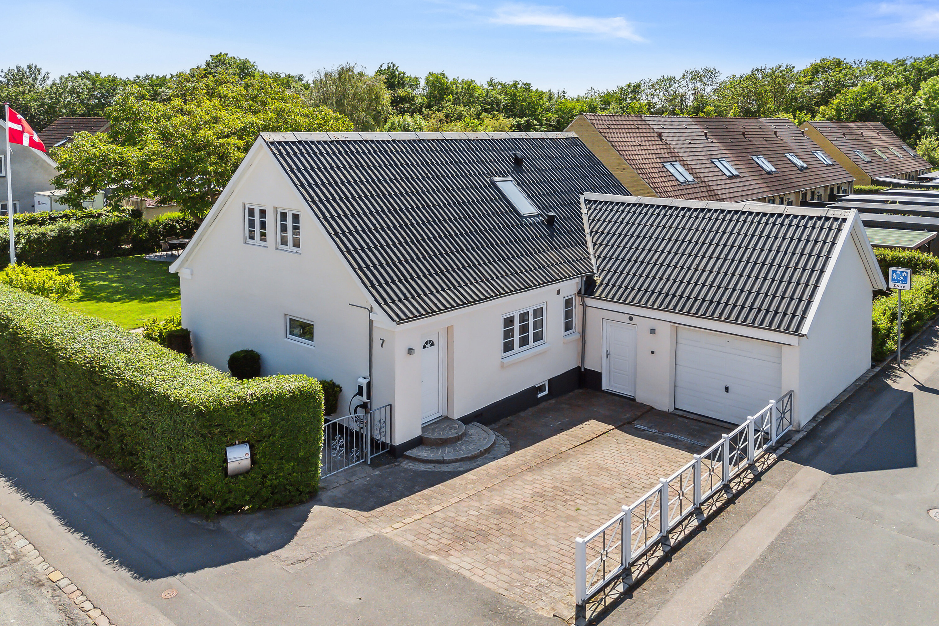 Miniaturebillede 1: set fra vejen. Billede af Møllebakken 7, 4200 Slagelse