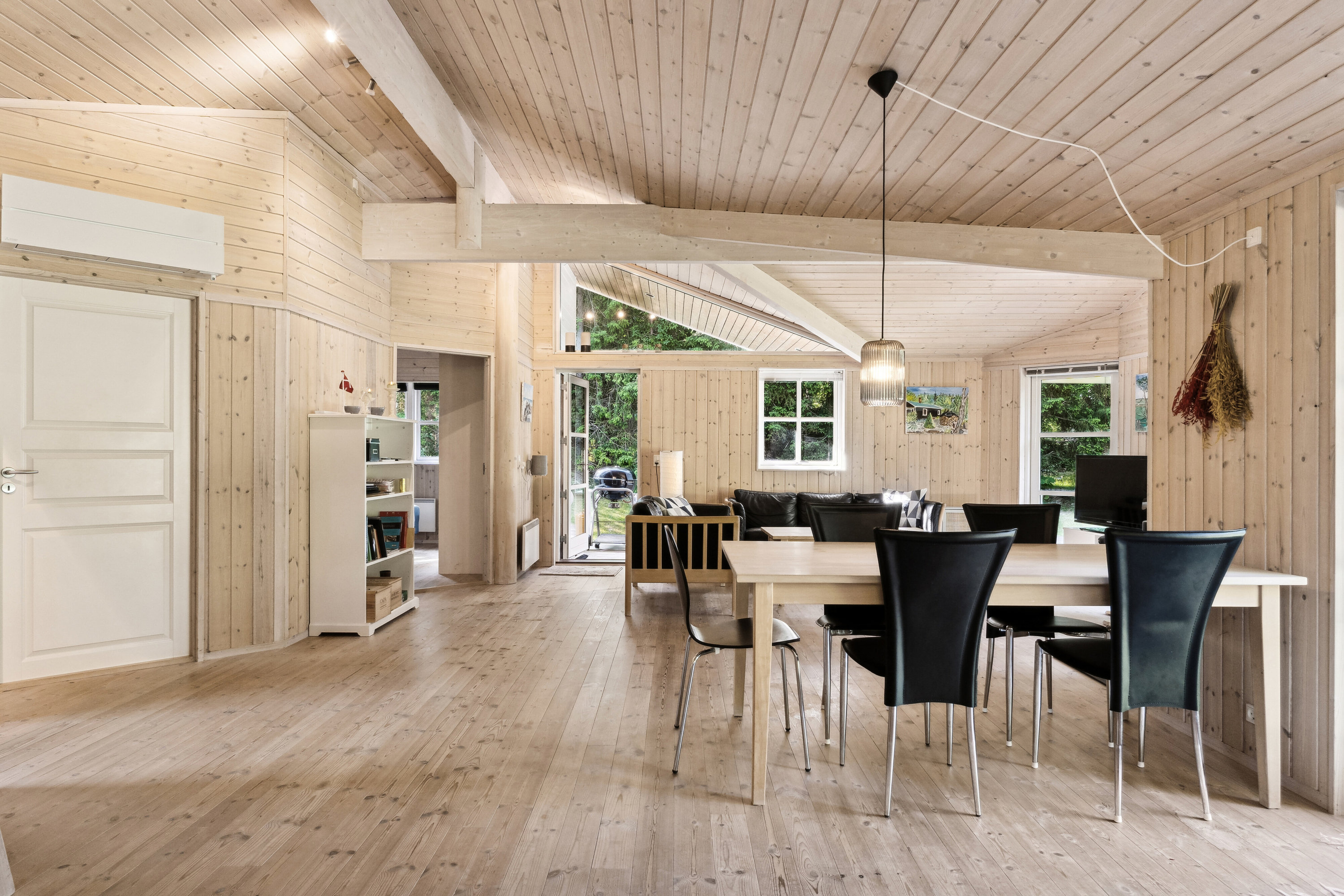 Fremhævet stue billede i fuldskærmstilstand. Billede af Skovgyden 3, Gudmindrup Lyng, 4573 Højby