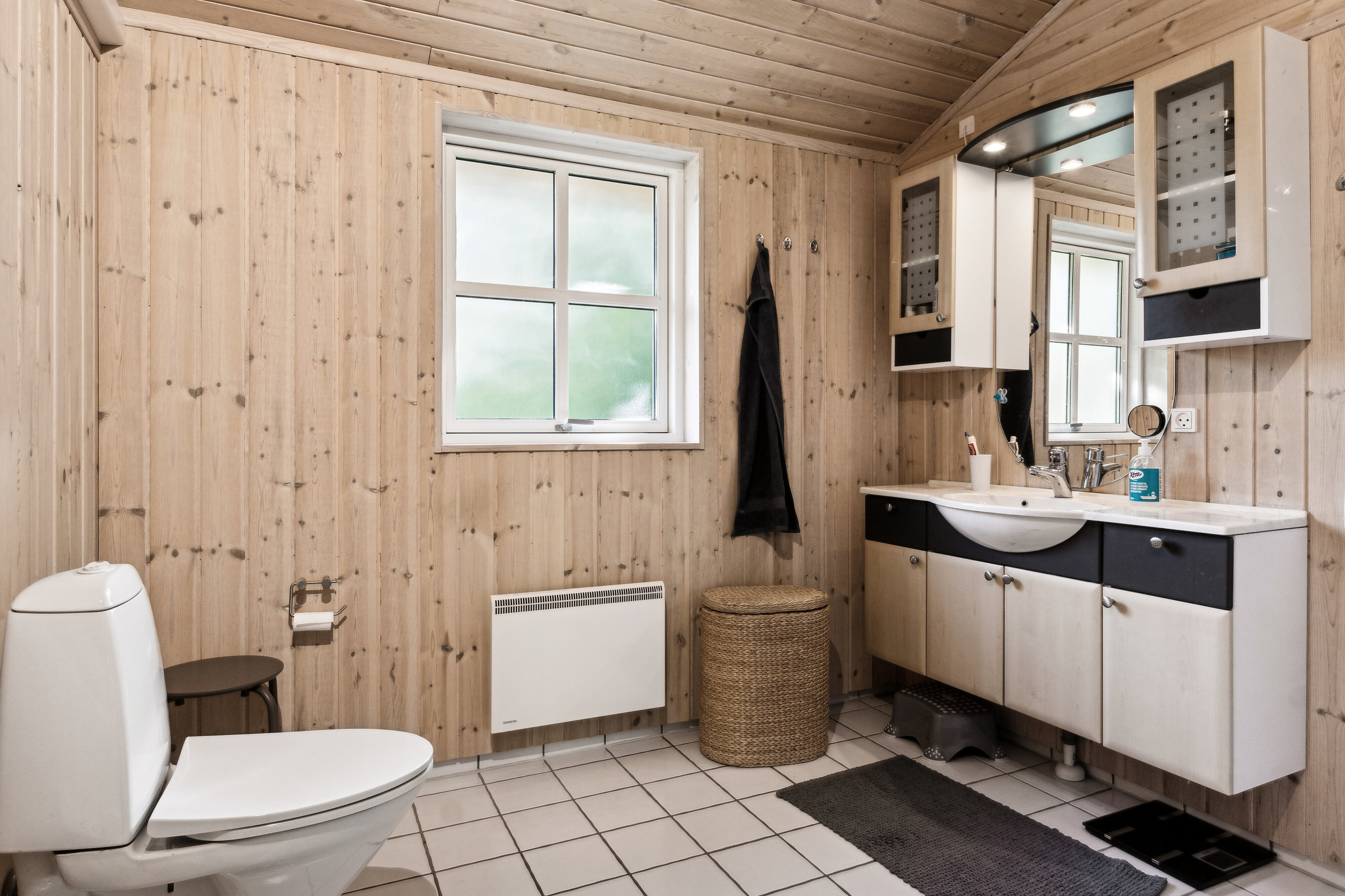 Fremhævet badeværelse billede i fuldskærmstilstand. Billede af Skovgyden 3, Gudmindrup Lyng, 4573 Højby