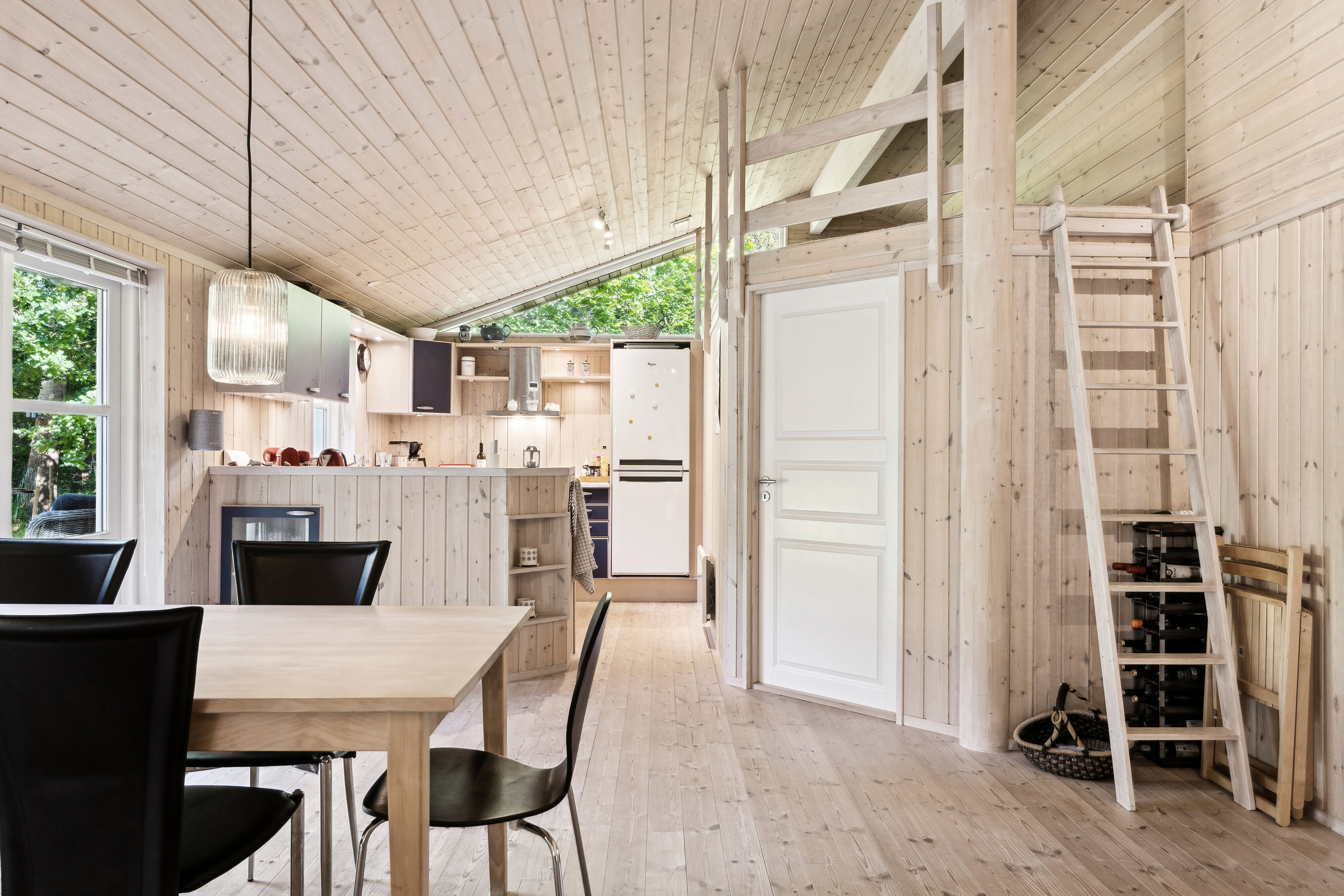 Fremhævet stue billede i fuldskærmstilstand. Billede af Skovgyden 3, Gudmindrup Lyng, 4573 Højby