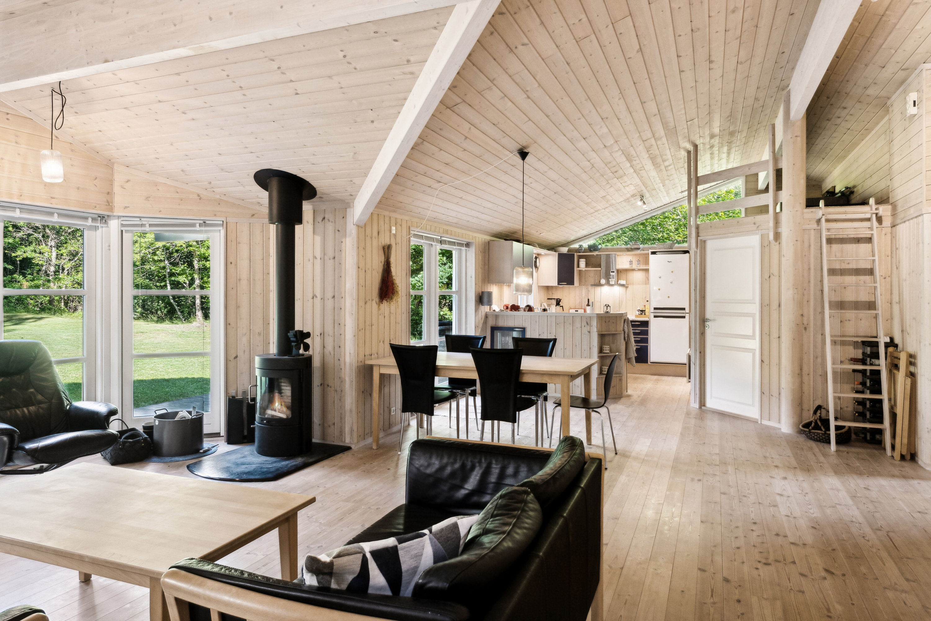 Fremhævet stue billede i fuldskærmstilstand. Billede af Skovgyden 3, Gudmindrup Lyng, 4573 Højby