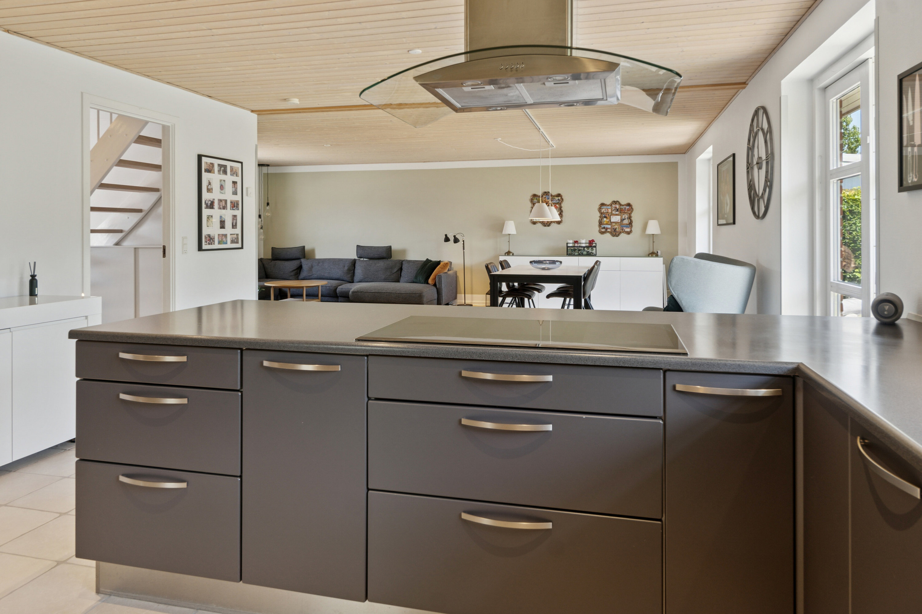 Fremhævet køkken-alrum billede i fuldskærmstilstand. Billede af Militærsvinget 16, 4700 Næstved