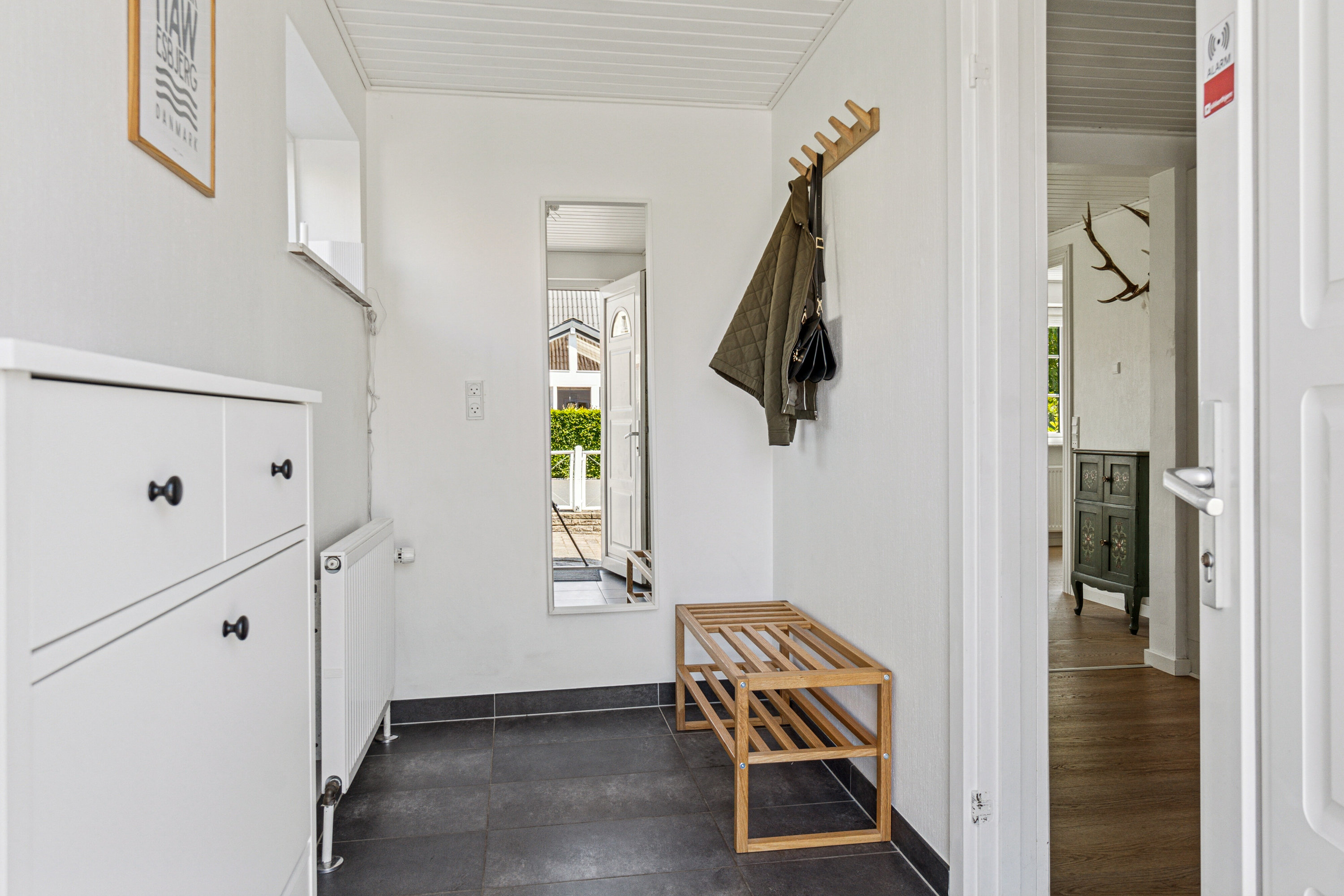 Fremhævet gang billede i fuldskærmstilstand. Billede af Møllebakken 7, 4200 Slagelse