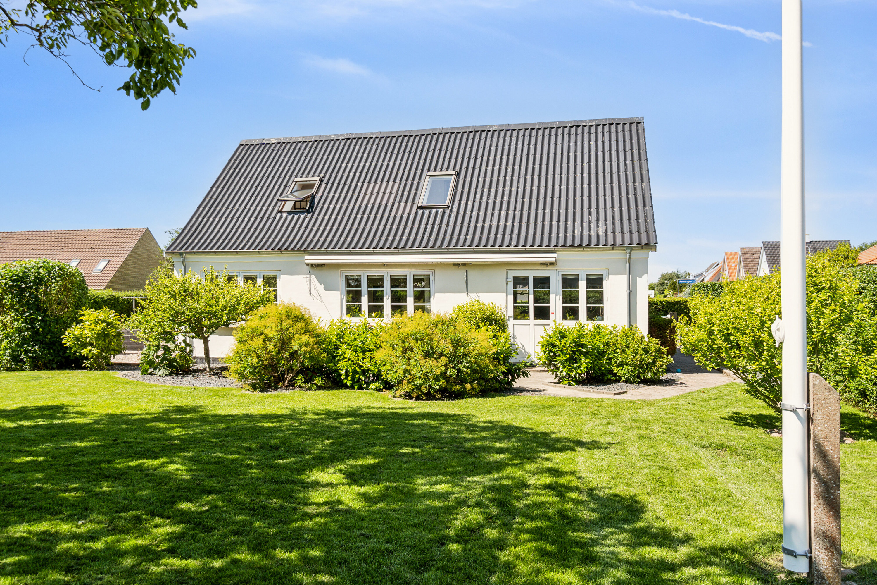 Fremhævet set fra haven billede i fuldskærmstilstand. Billede af Møllebakken 7, 4200 Slagelse