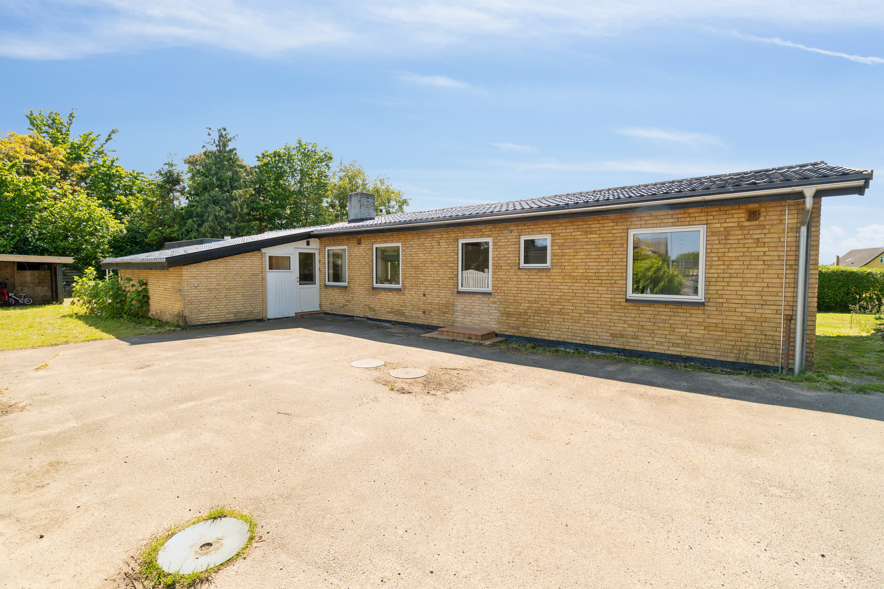 Fremhævet set fra vejen billede i fuldskærmstilstand. Billede af Møllealle 7, Nyker, 3700 Rønne