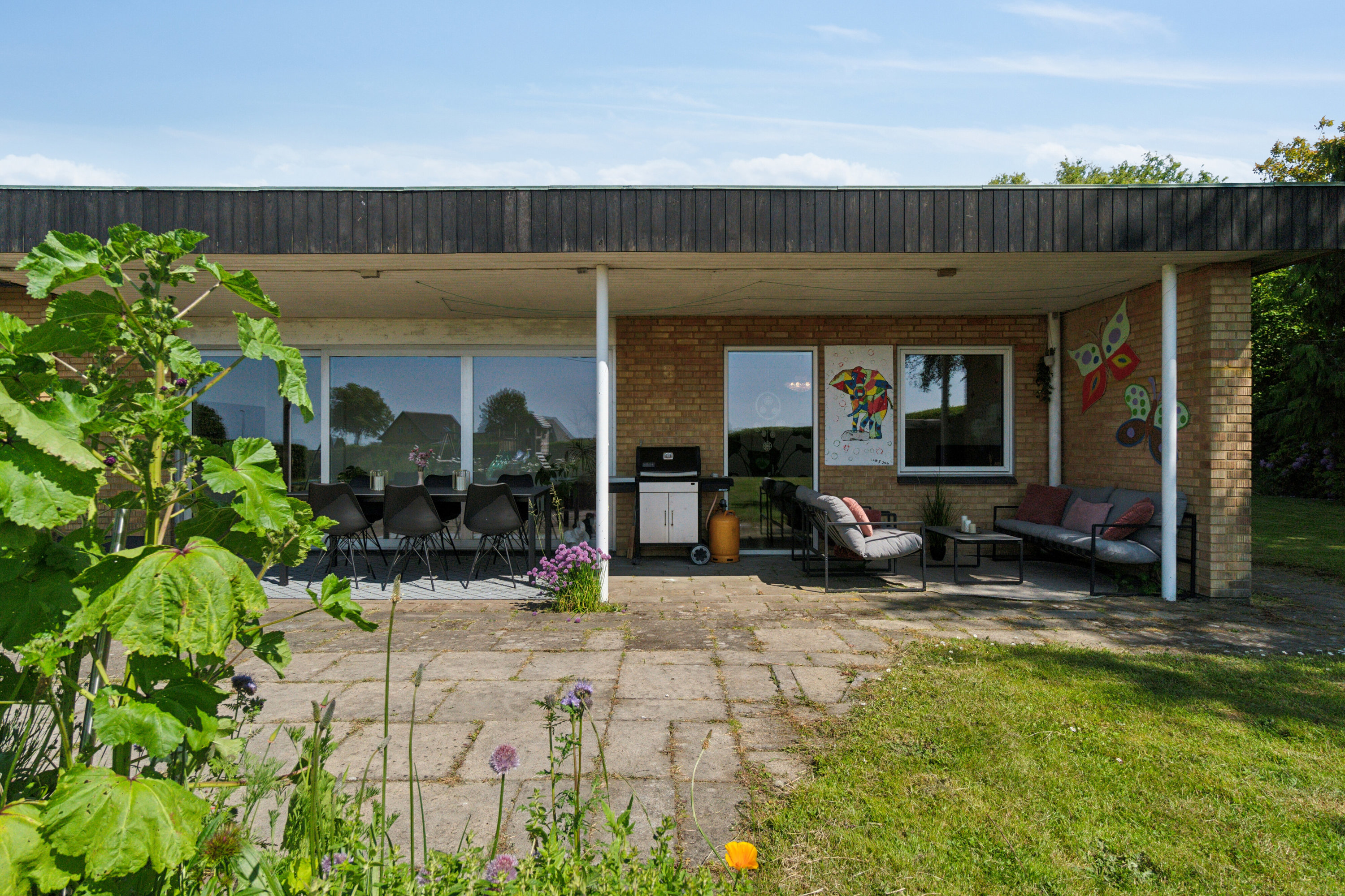 Fremhævet set fra vejen billede i fuldskærmstilstand. Billede af Møllealle 7, Nyker, 3700 Rønne