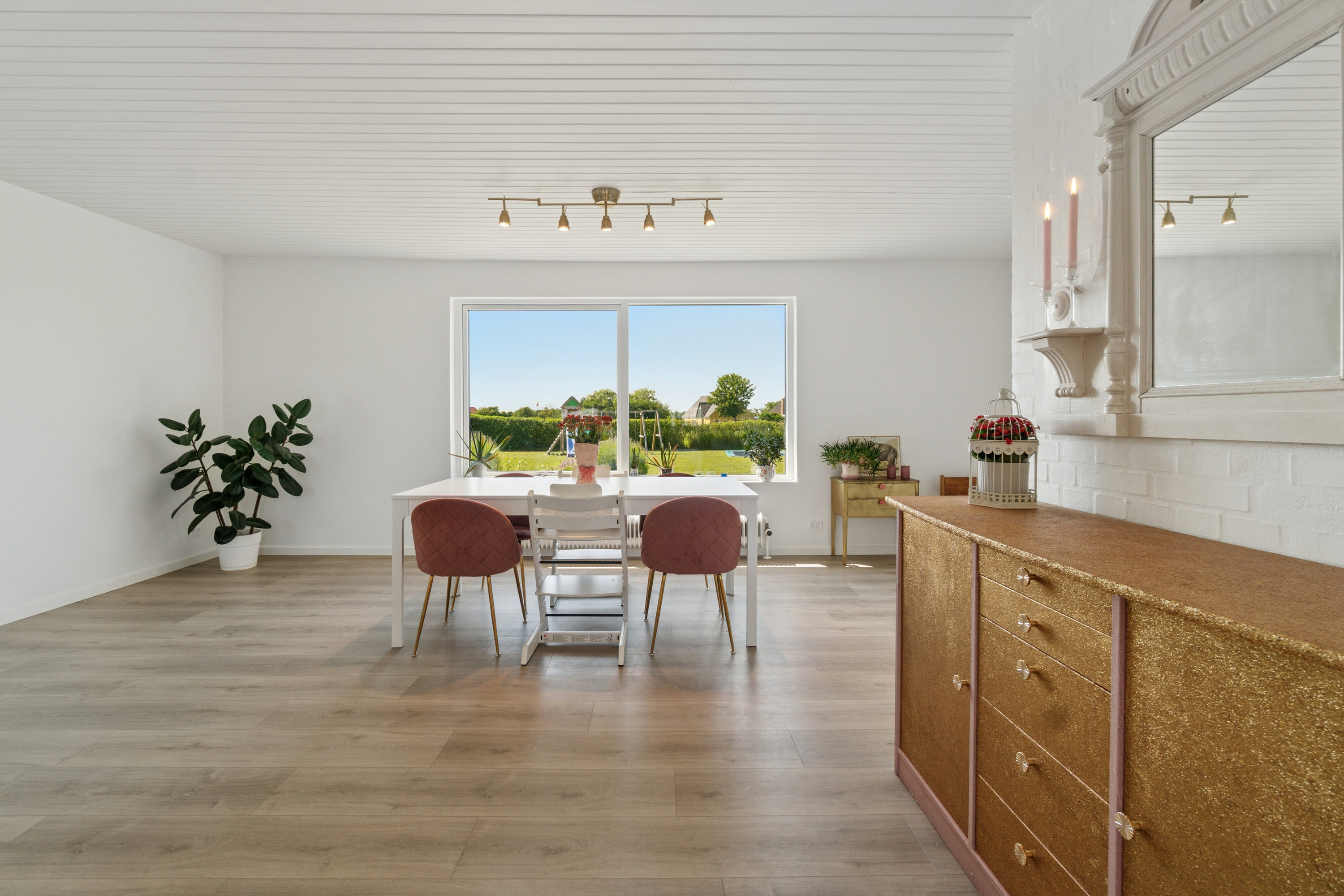 Fremhævet stue billede i fuldskærmstilstand. Billede af Møllealle 7, Nyker, 3700 Rønne